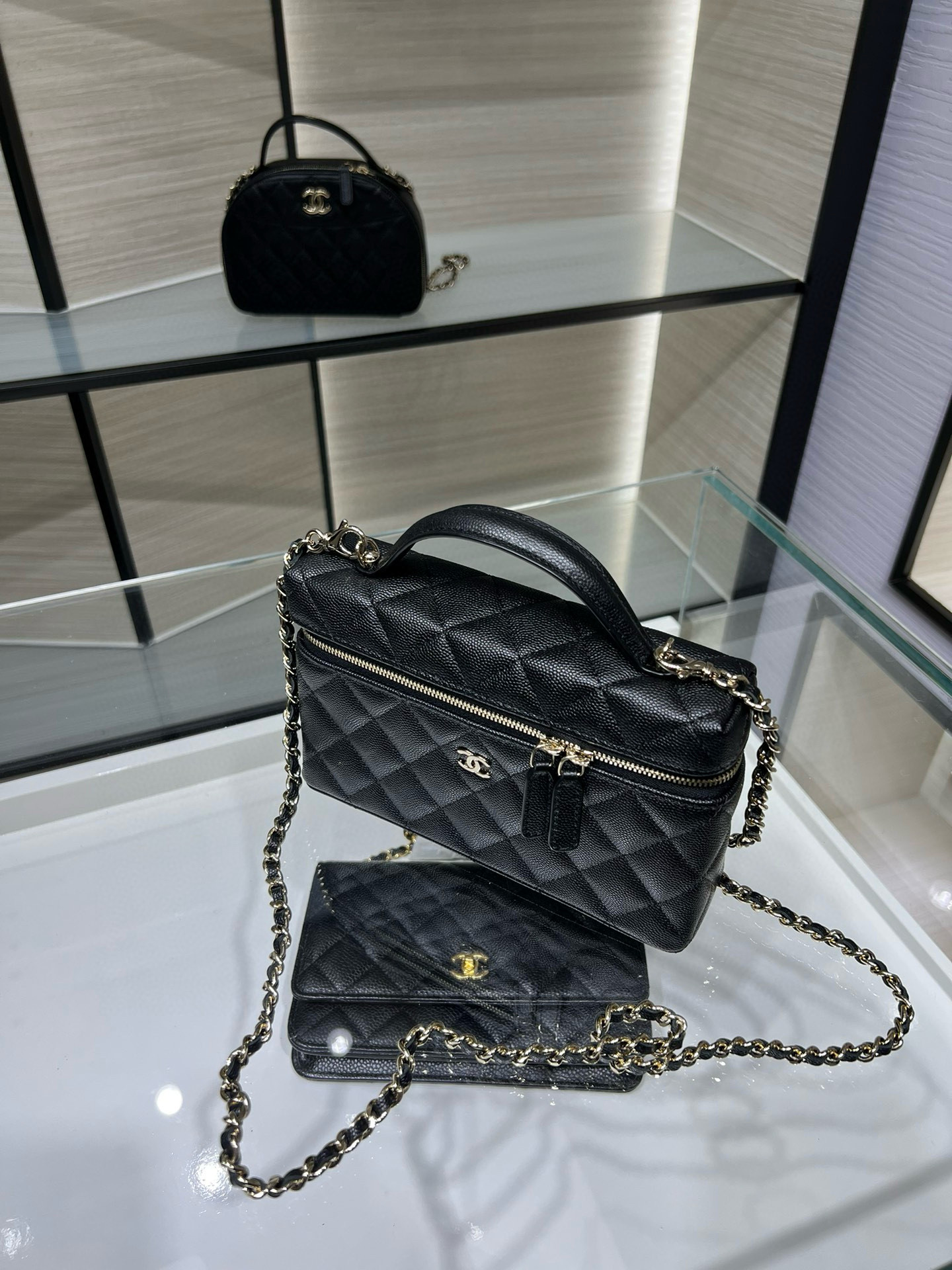 CHANEL Classic Vanity with chain Handbag 17x19.5x5cm