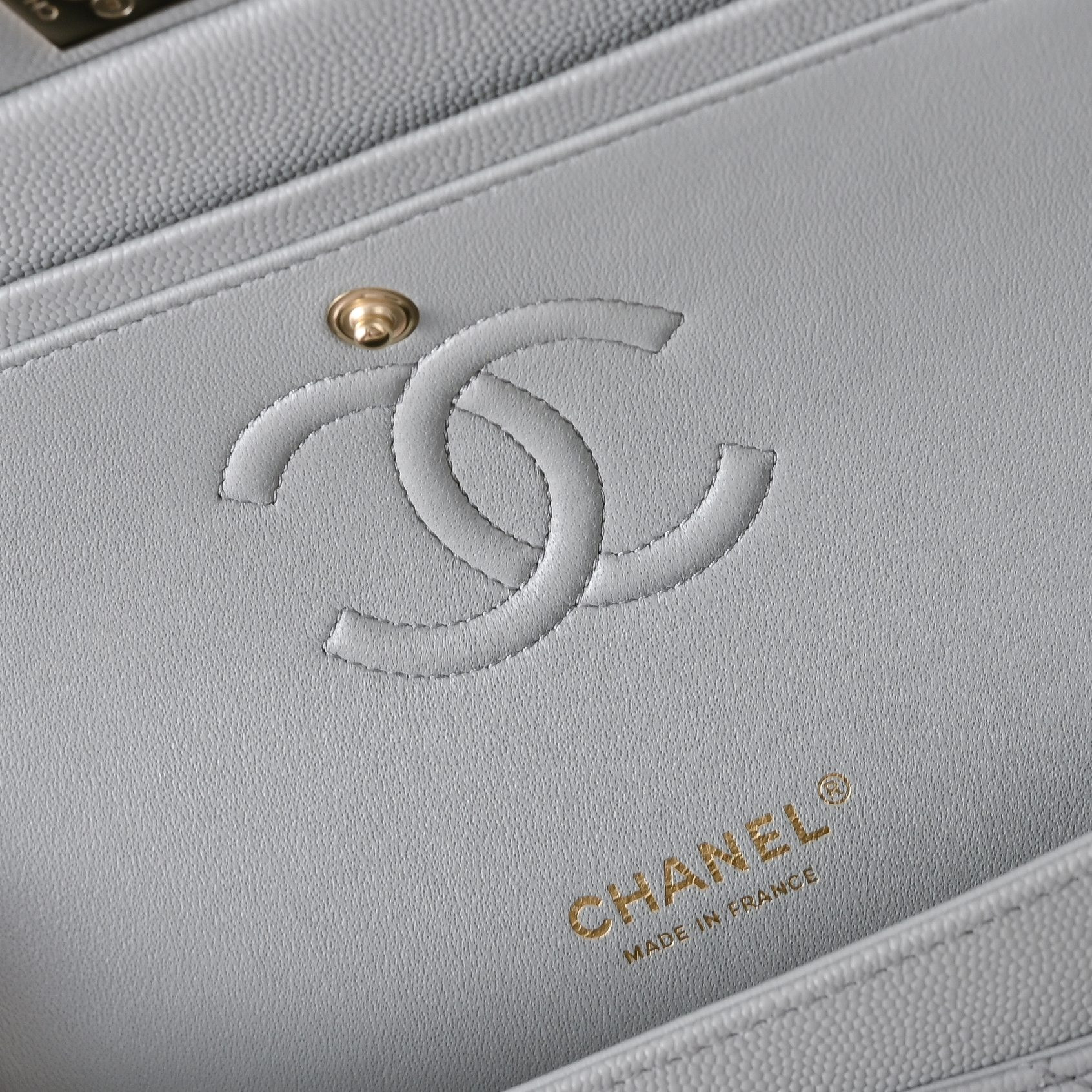 Chanel Classic Flap handbag Light grey with light gold hardware and caviar leather A01113 23x14.5x6cm