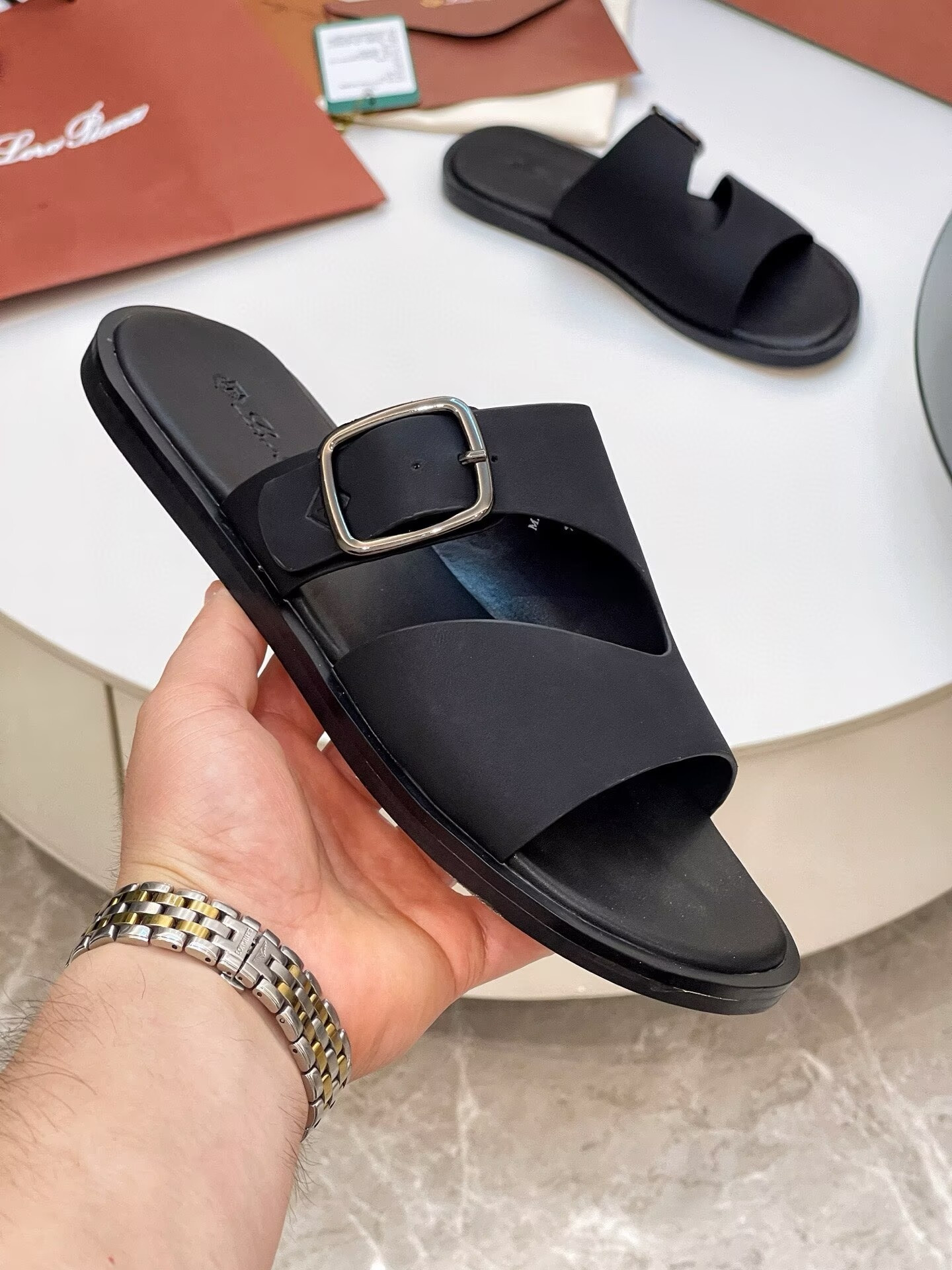 ua L0r0 P1ana sandals