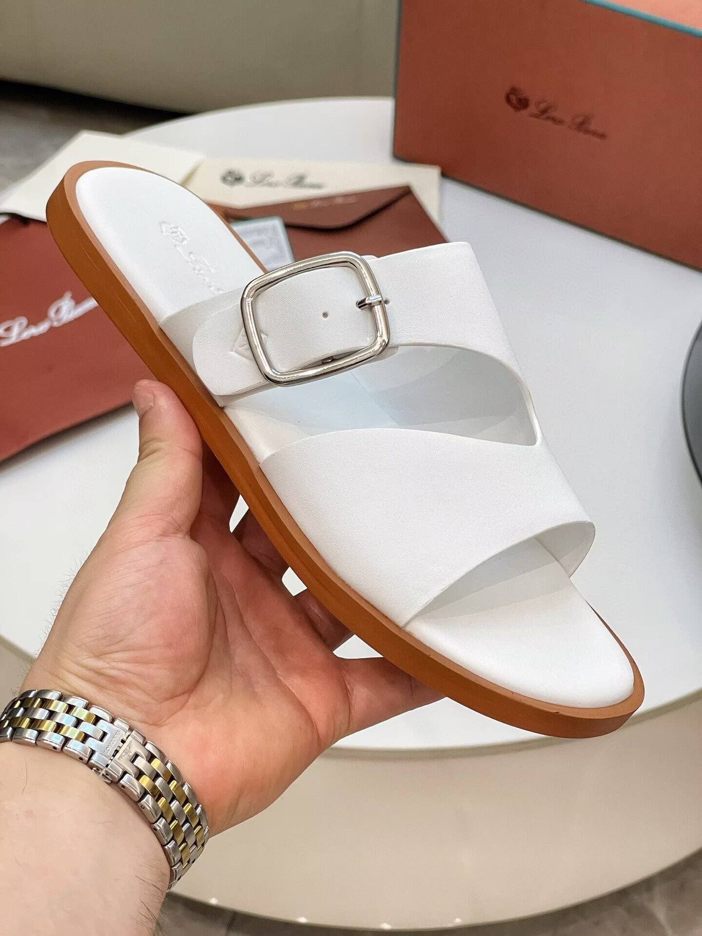 ua L0r0 P1ana sandals