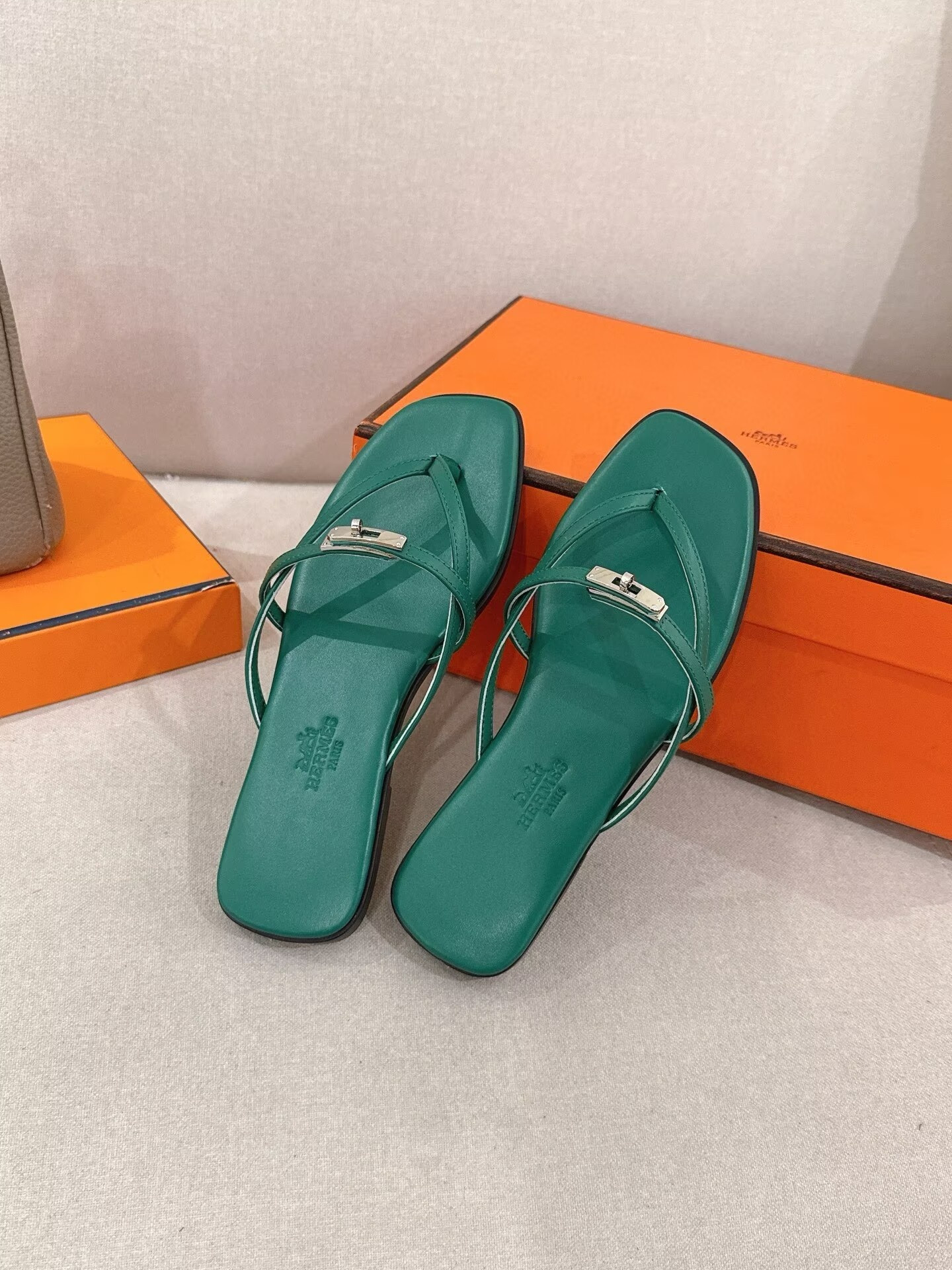 ua H**me5 miss sandals