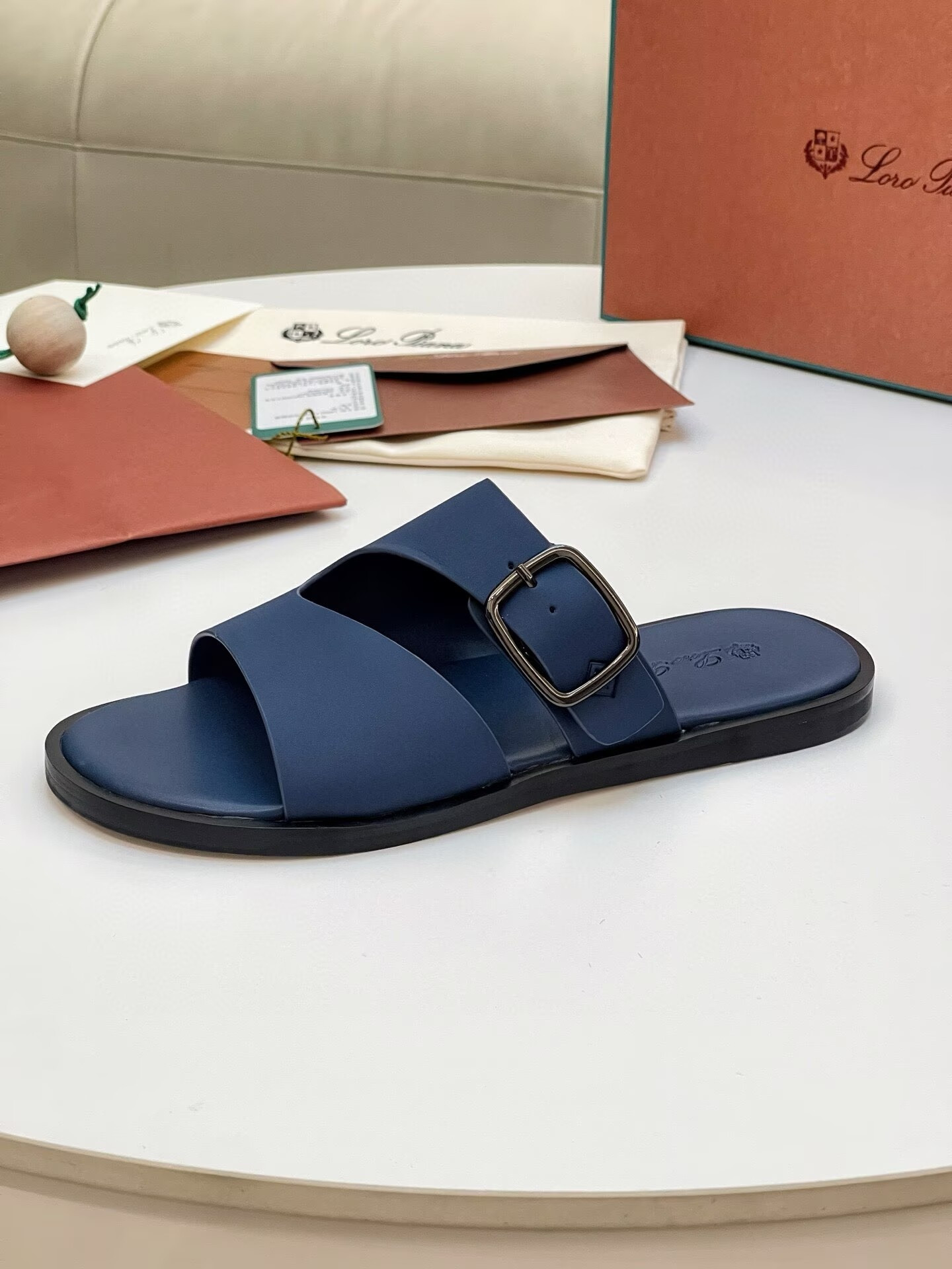 ua L0r0 P1ana sandals