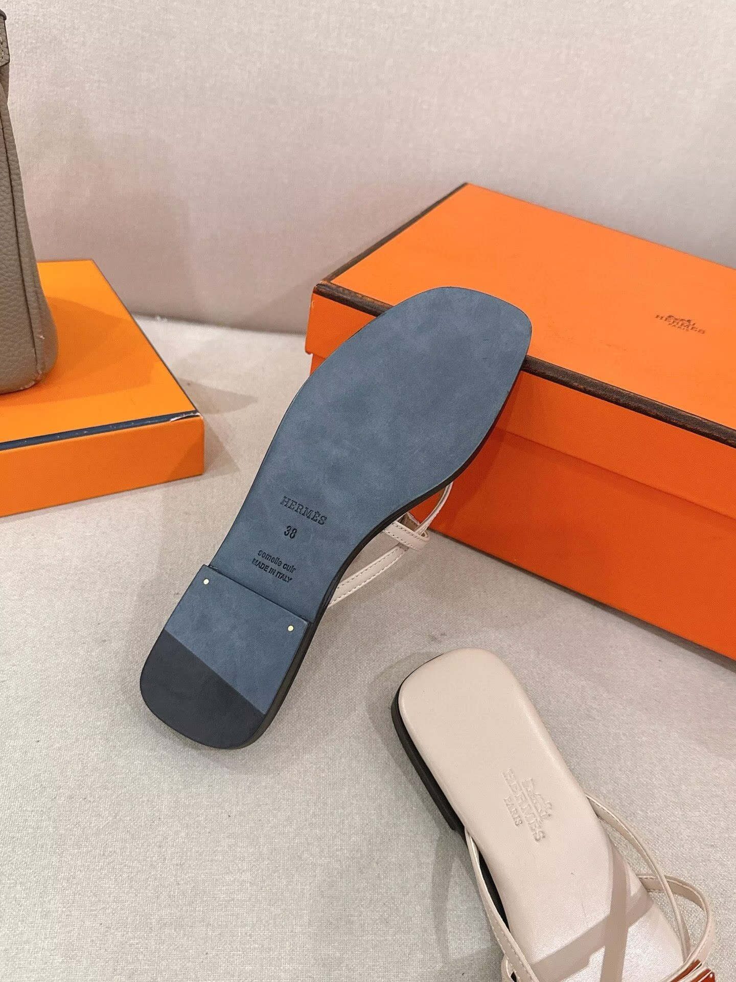 ua H**me5 miss sandals