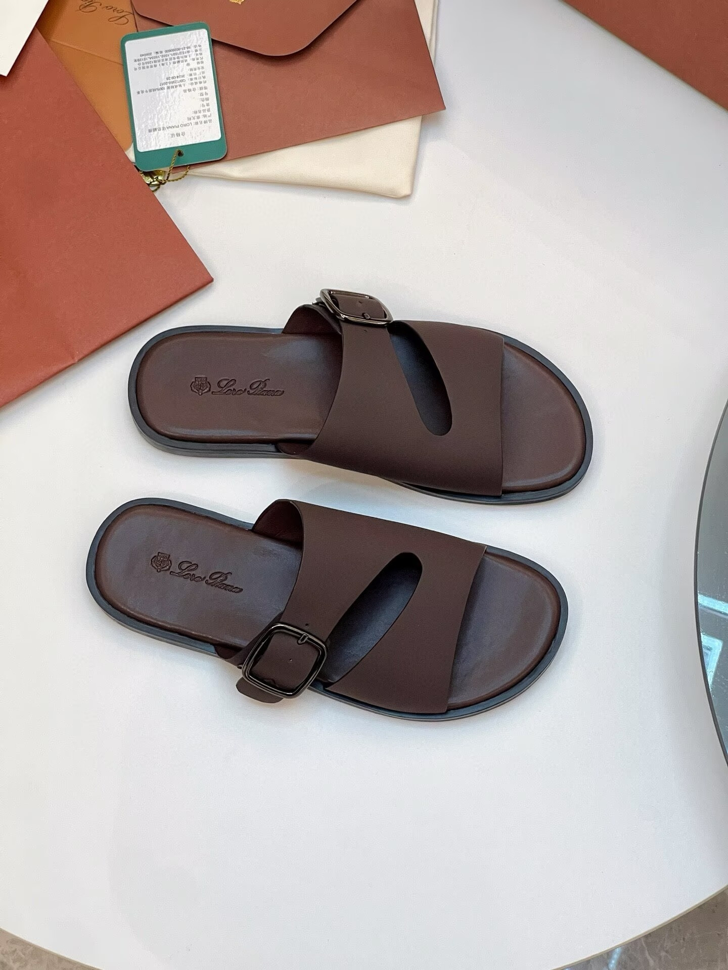 ua L0r0 P1ana sandals