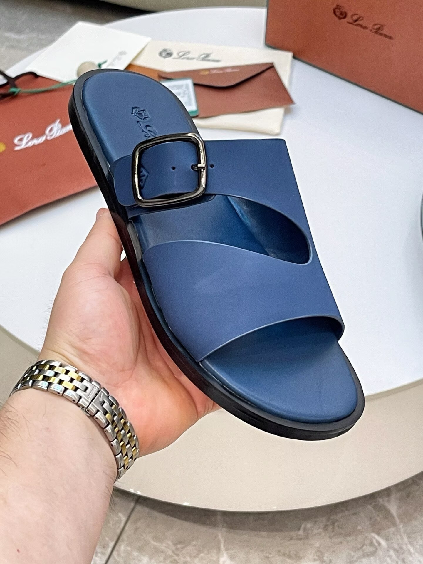ua L0r0 P1ana sandals