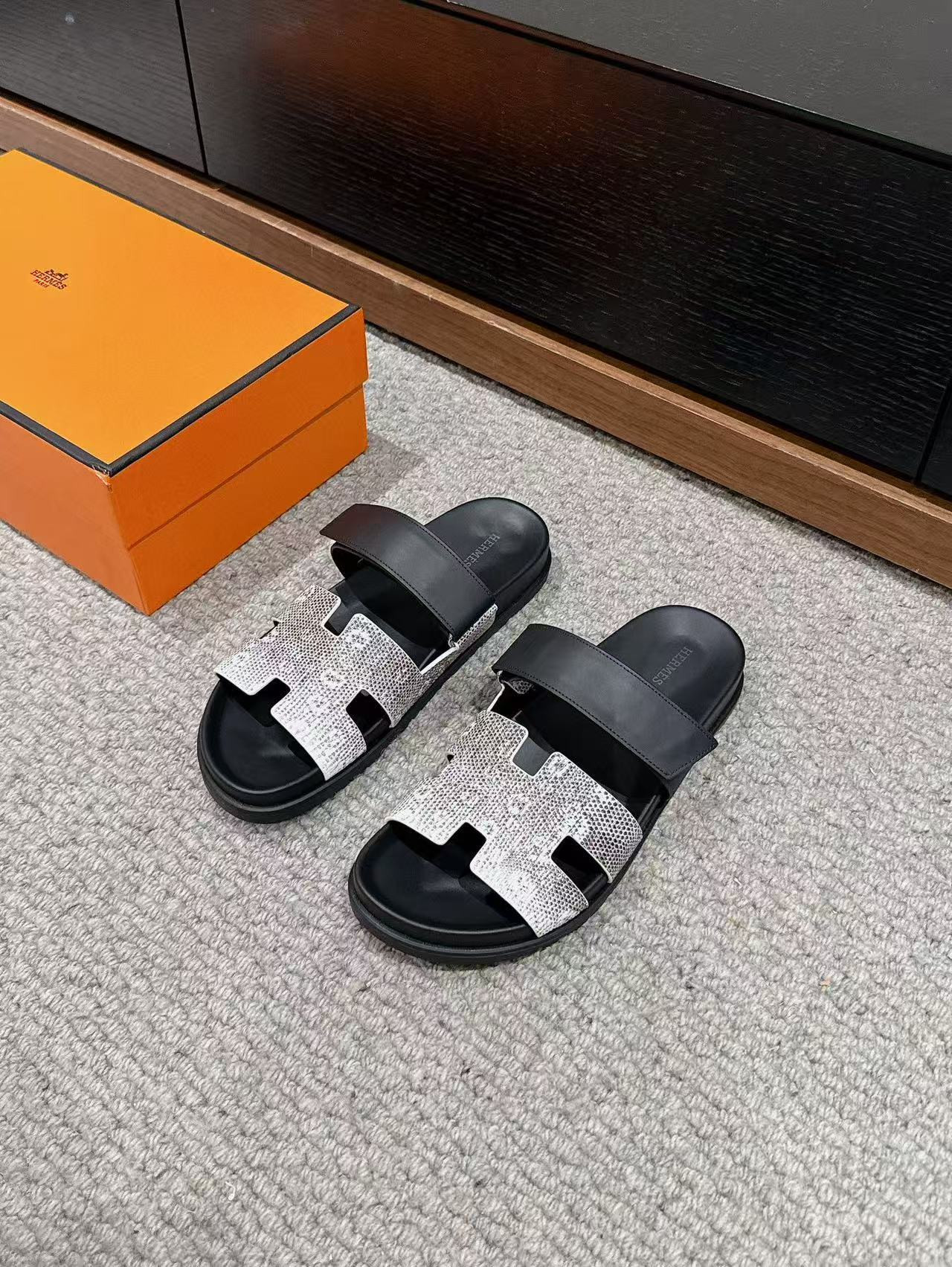 UA H**me5 Chypre Sandal