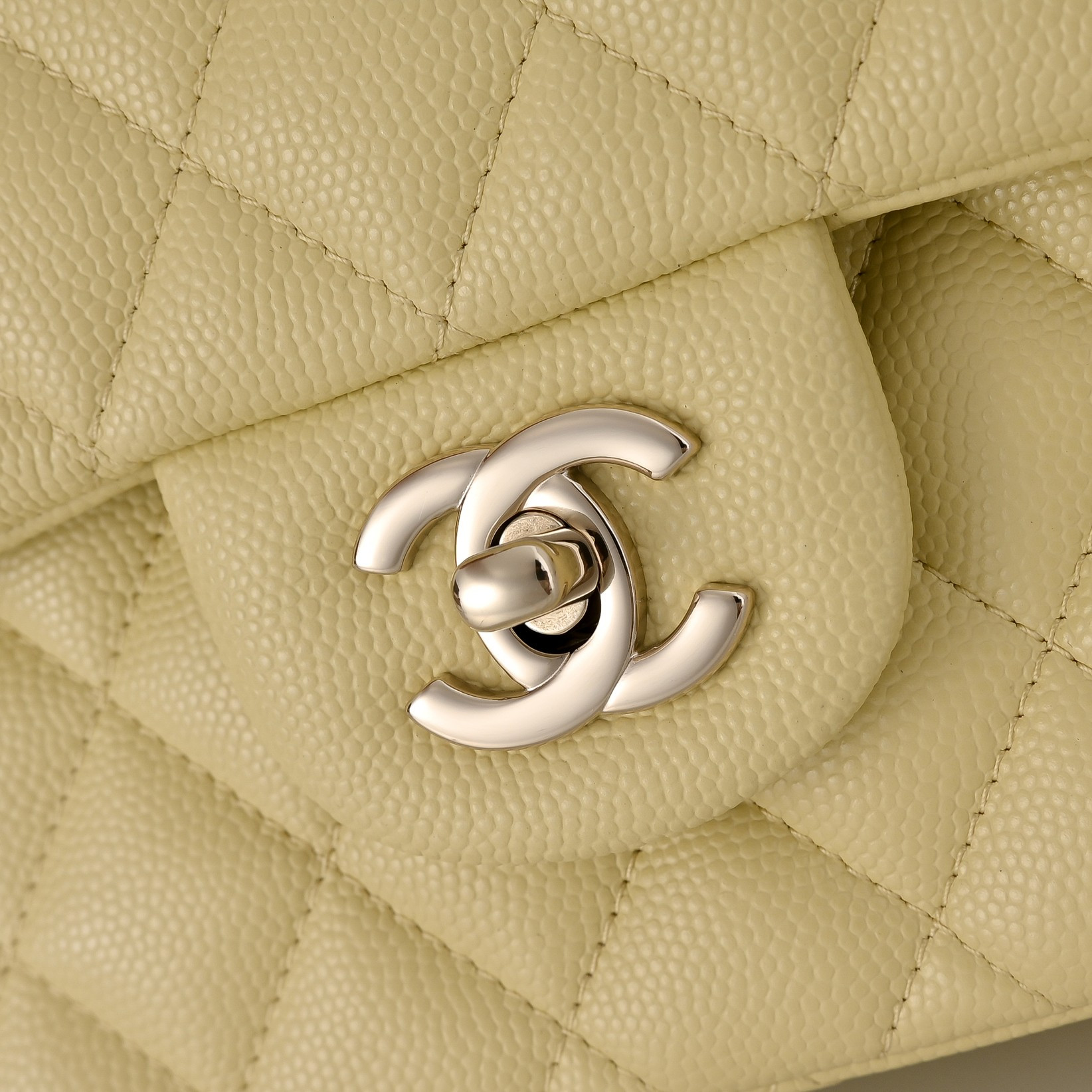 Chanel Classic Flap handbag Baby yellow with light gold hardware and caviar leather A01113 23x14.5x6cm