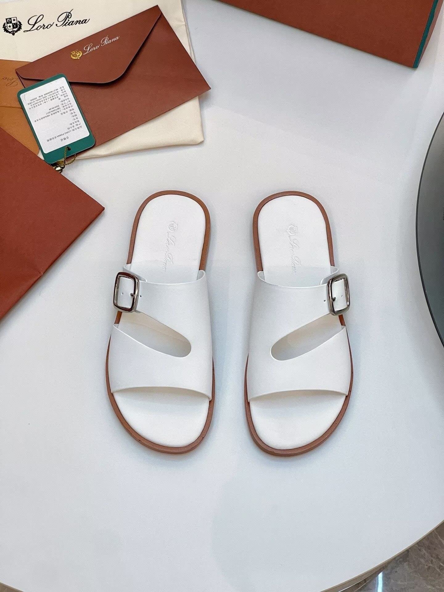 ua L0r0 P1ana sandals