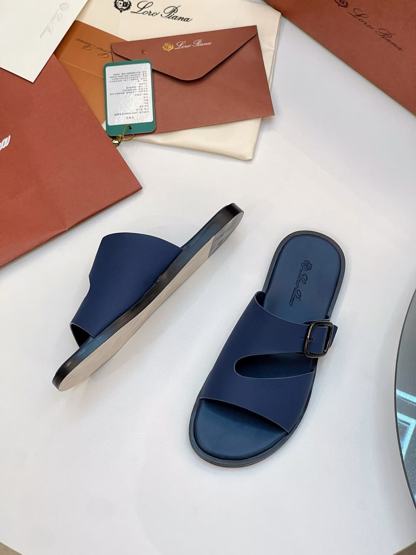 ua L0r0 P1ana sandals