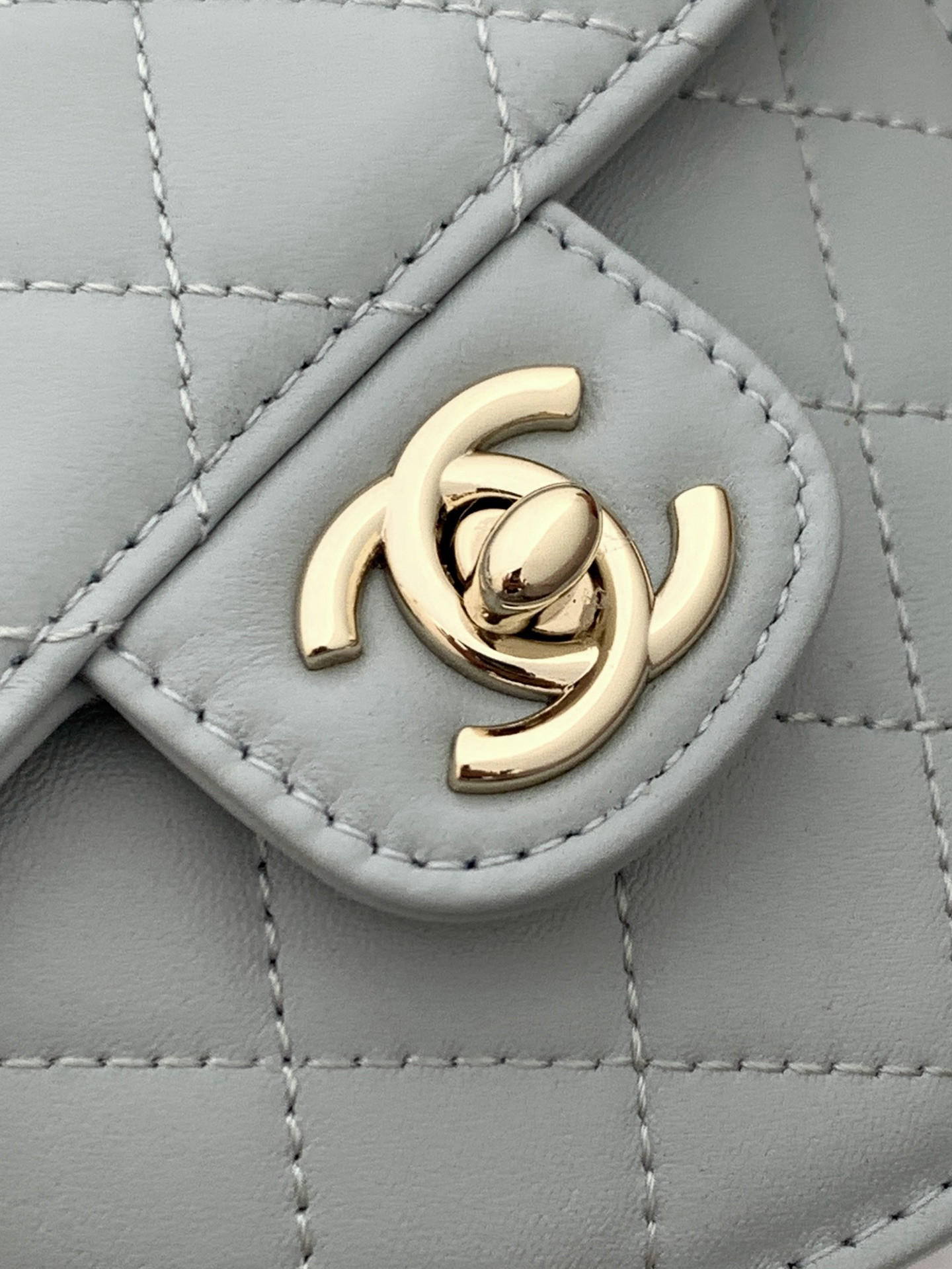Chanel Mini 22S Heart Clutch With Chain 12x13x5.5cm