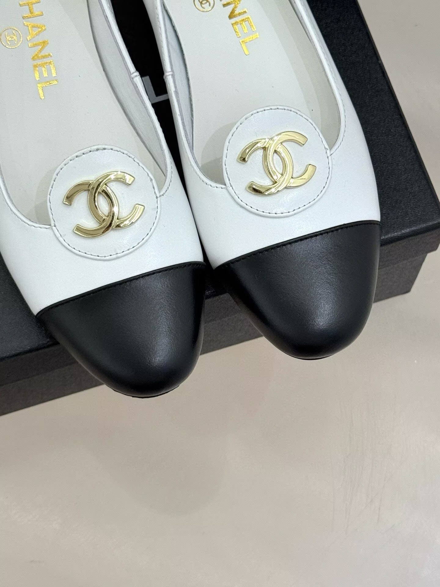 ua Ch**el ballet flats
