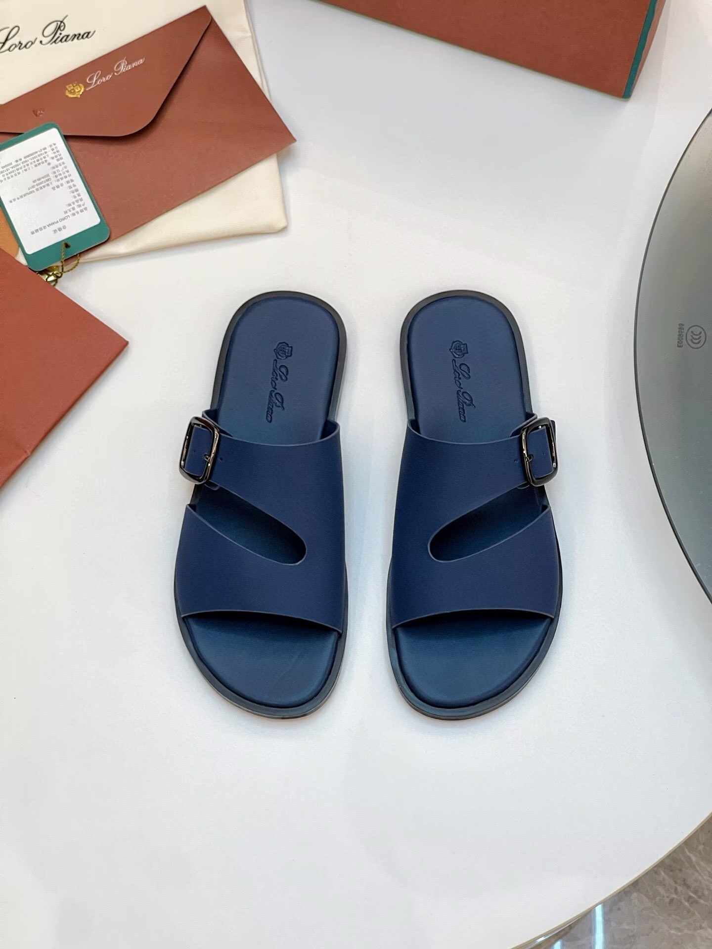ua L0r0 P1ana sandals