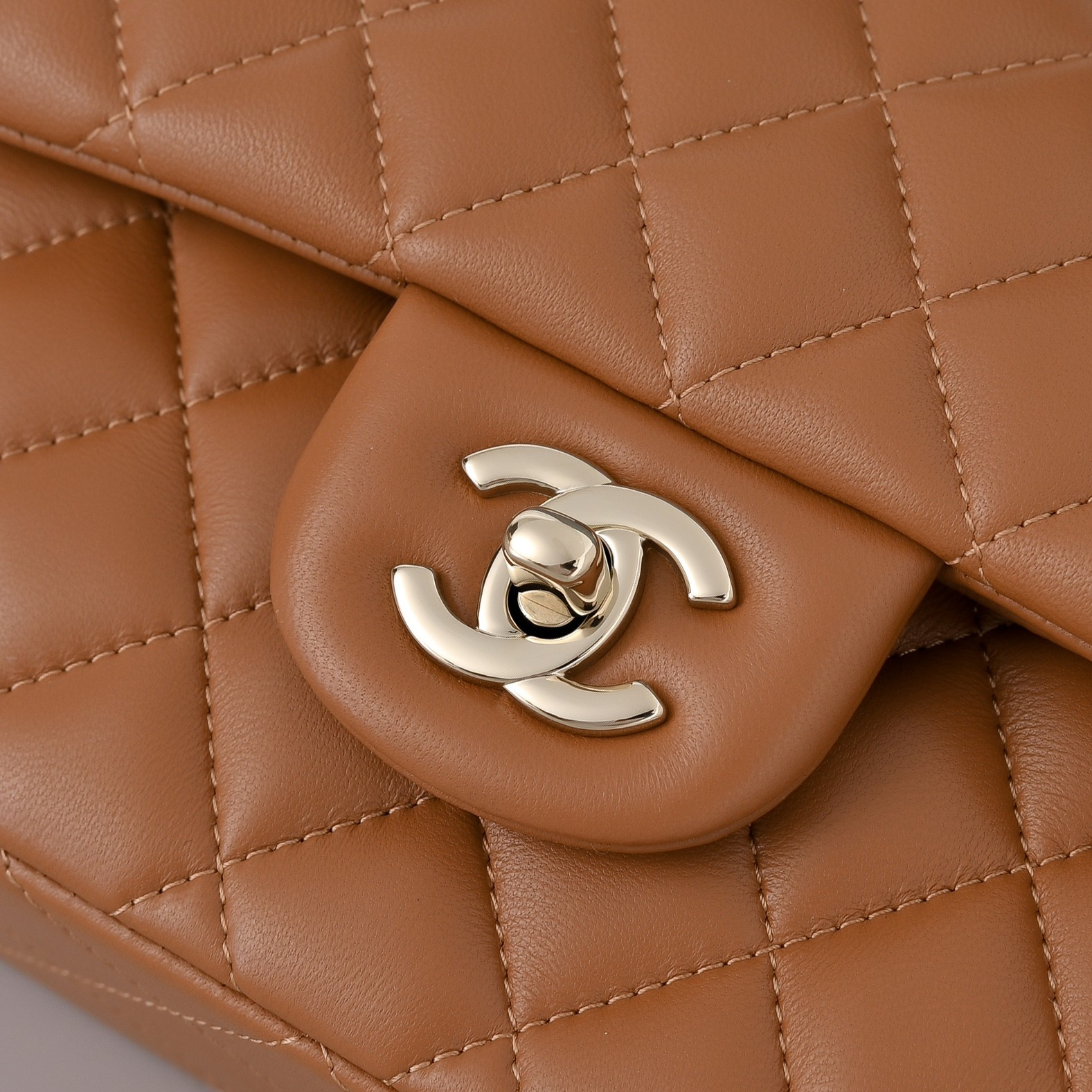 Chanel Classic Flap handbag Caramel with light gold hardware A01113 23x14.5x6cm