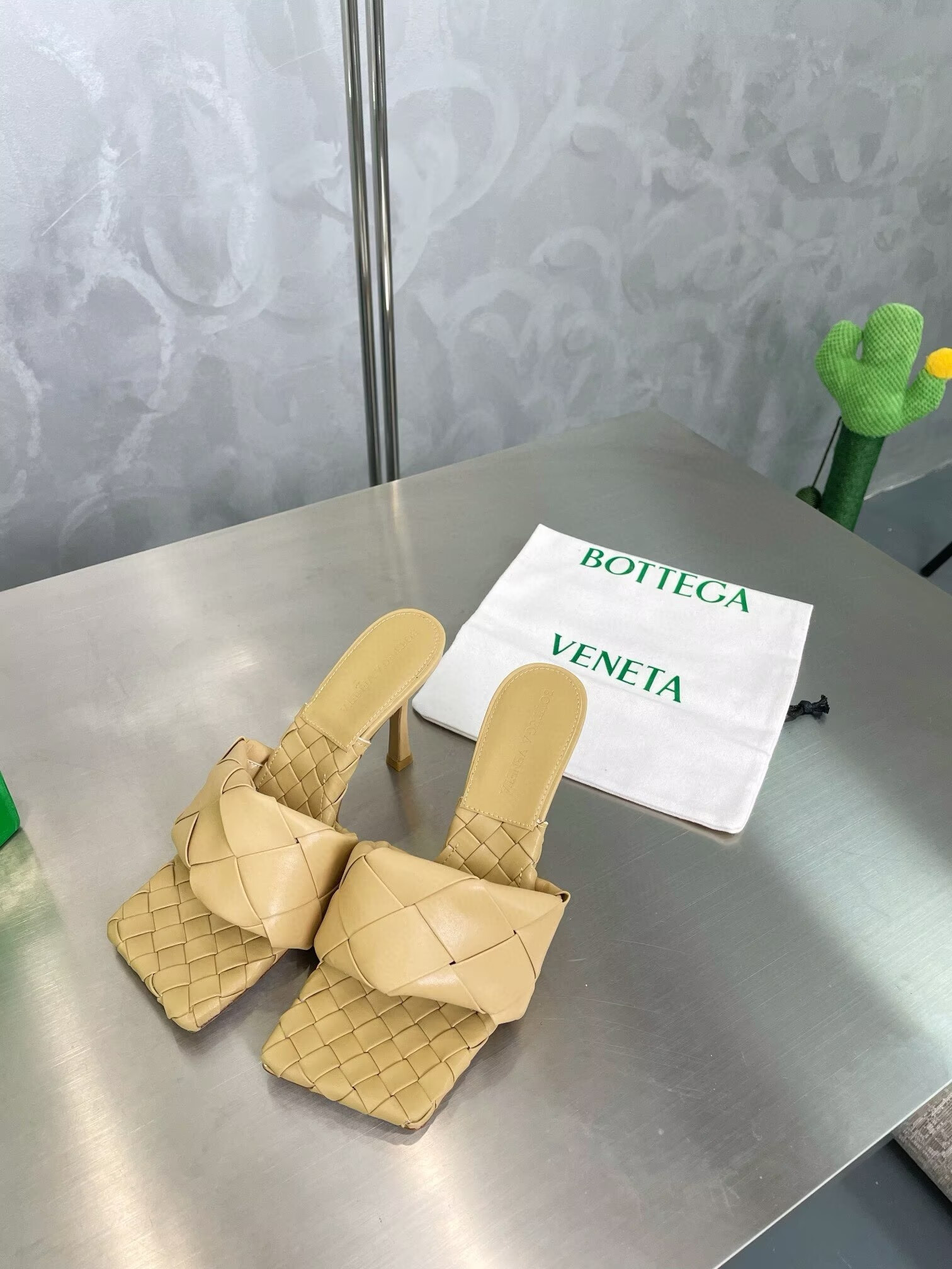UA Bottega Veneta Lido Slides