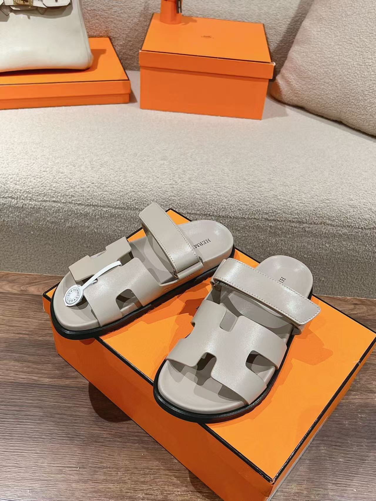 UA H**me5 Chypre Sandal
