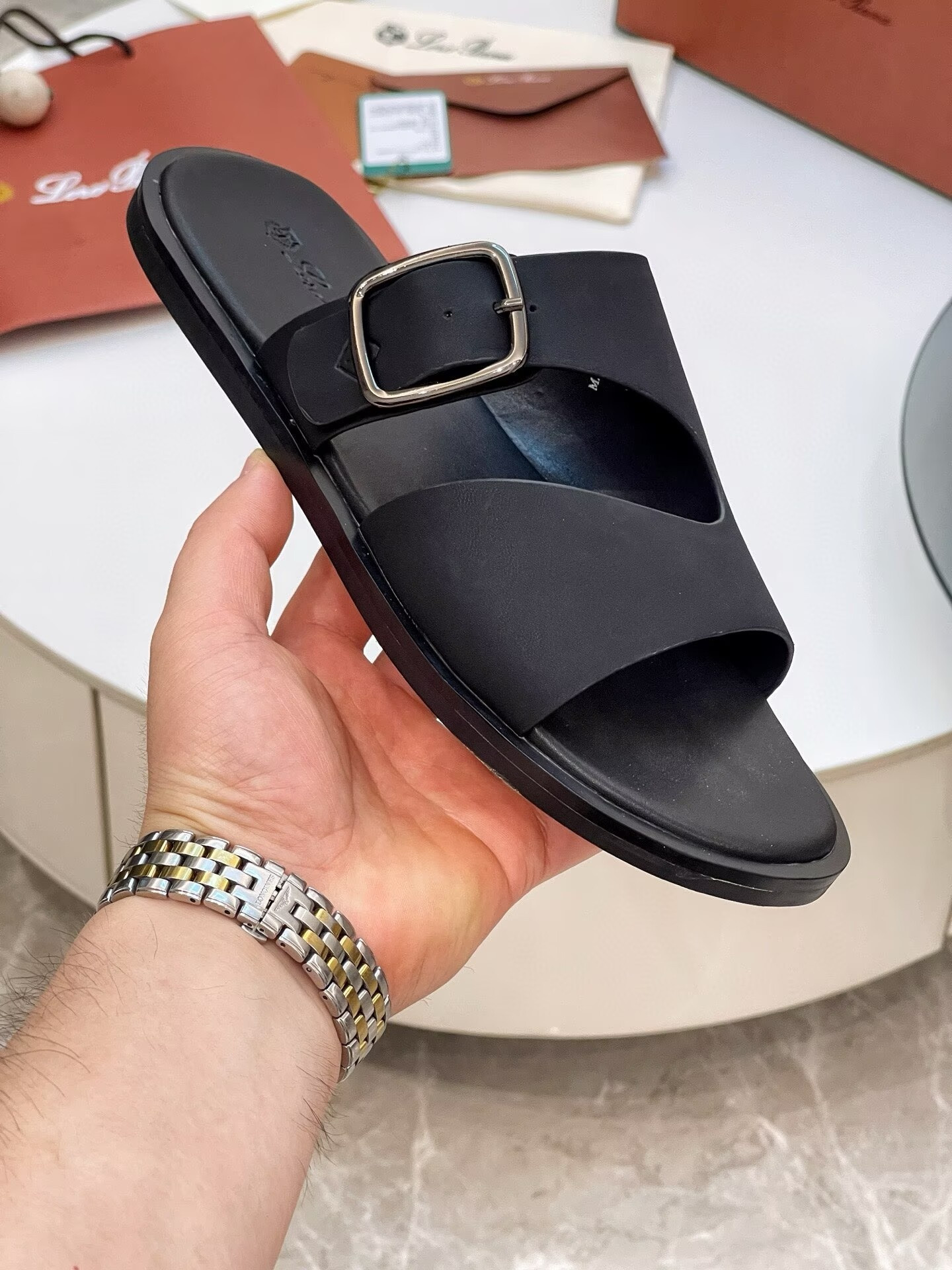 ua L0r0 P1ana sandals