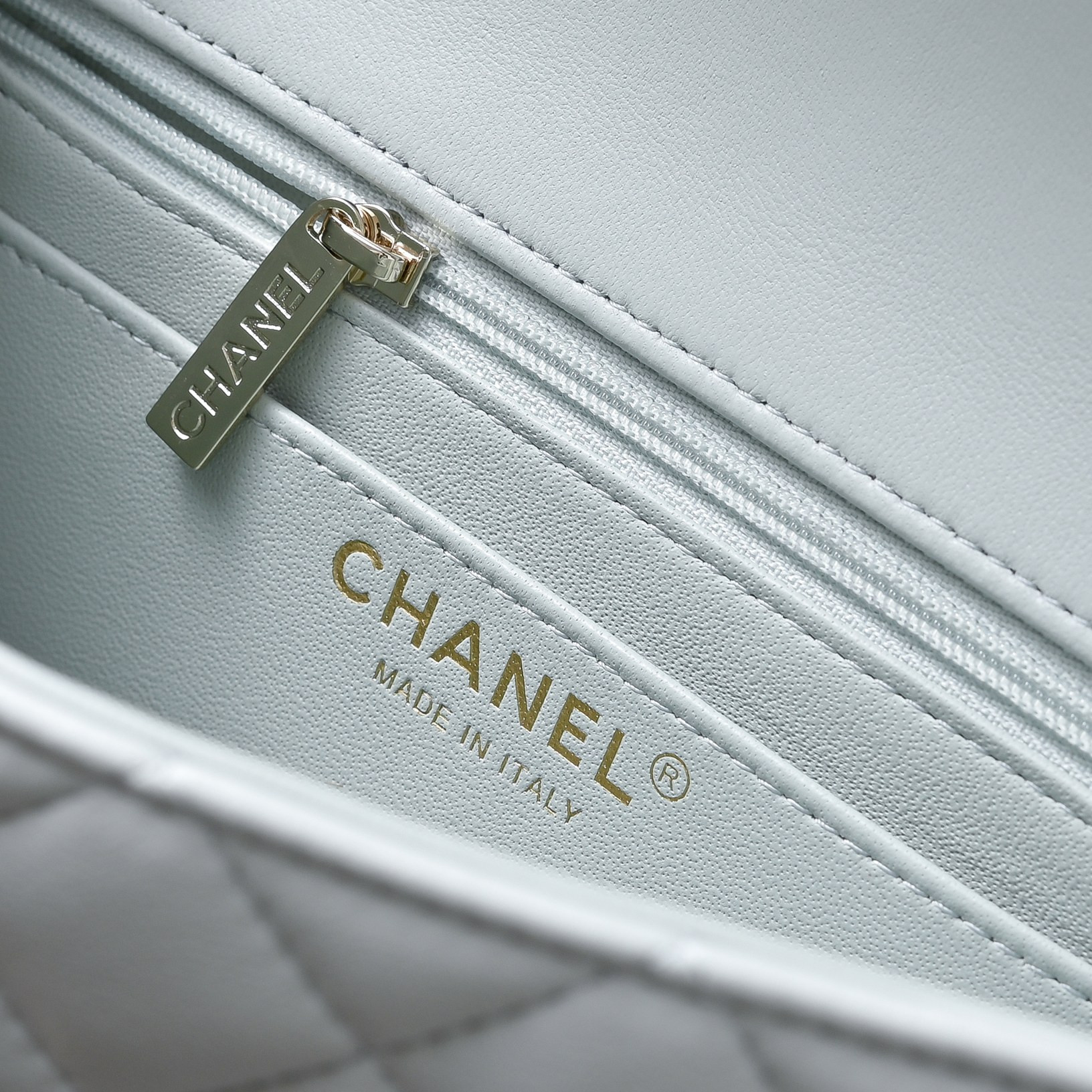 Chanel Mini Flap Bag 20x12x6.5cm