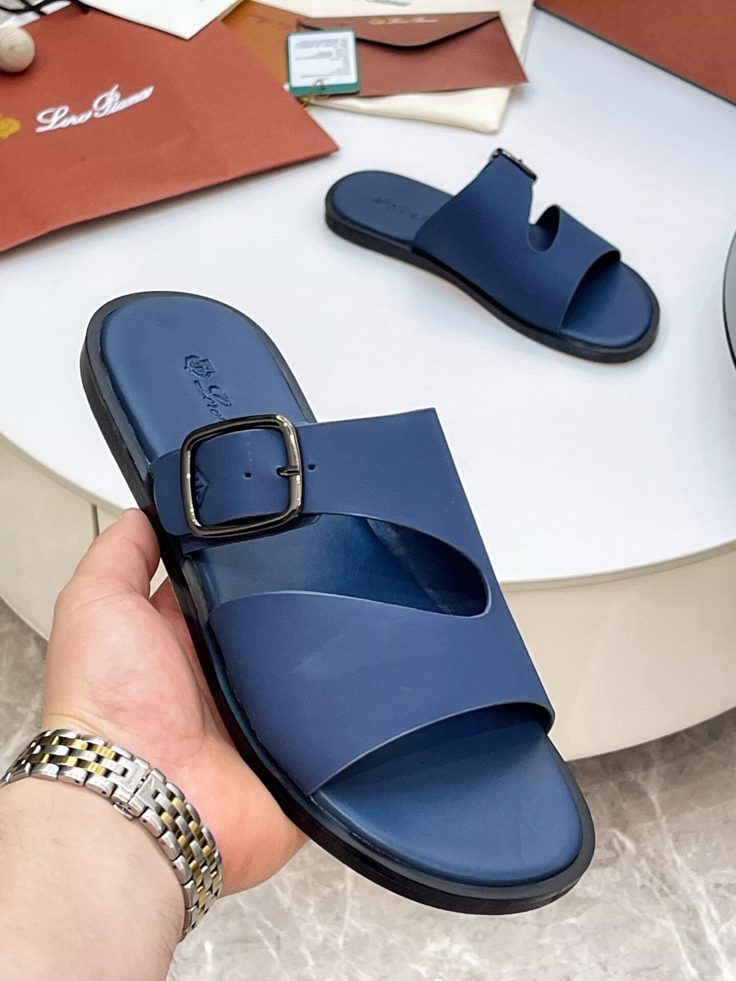 ua L0r0 P1ana sandals
