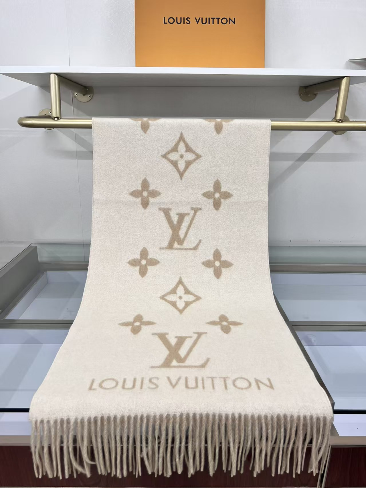 l0vis Vvtt0n reykjavik scarf