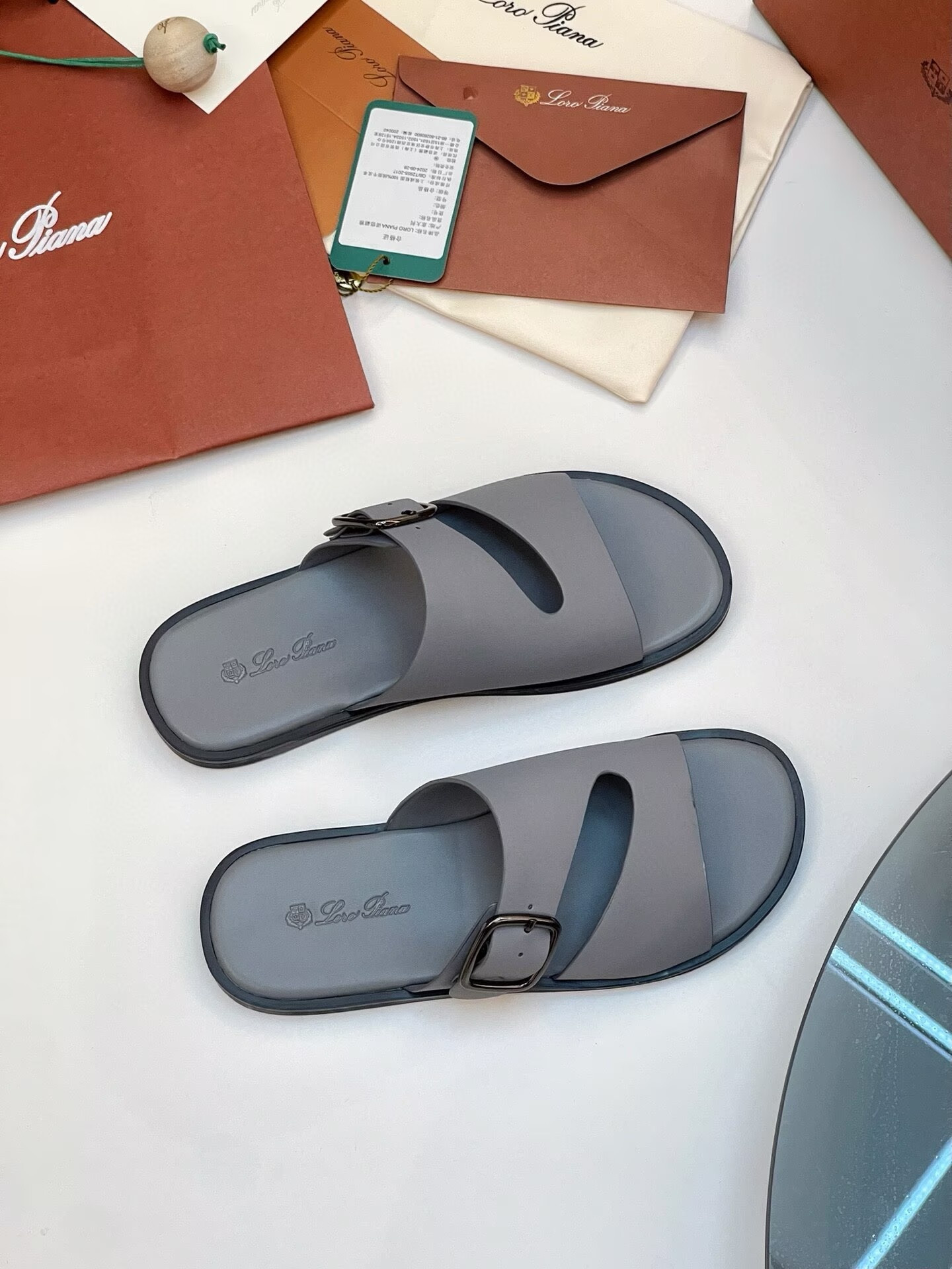 ua L0r0 P1ana sandals
