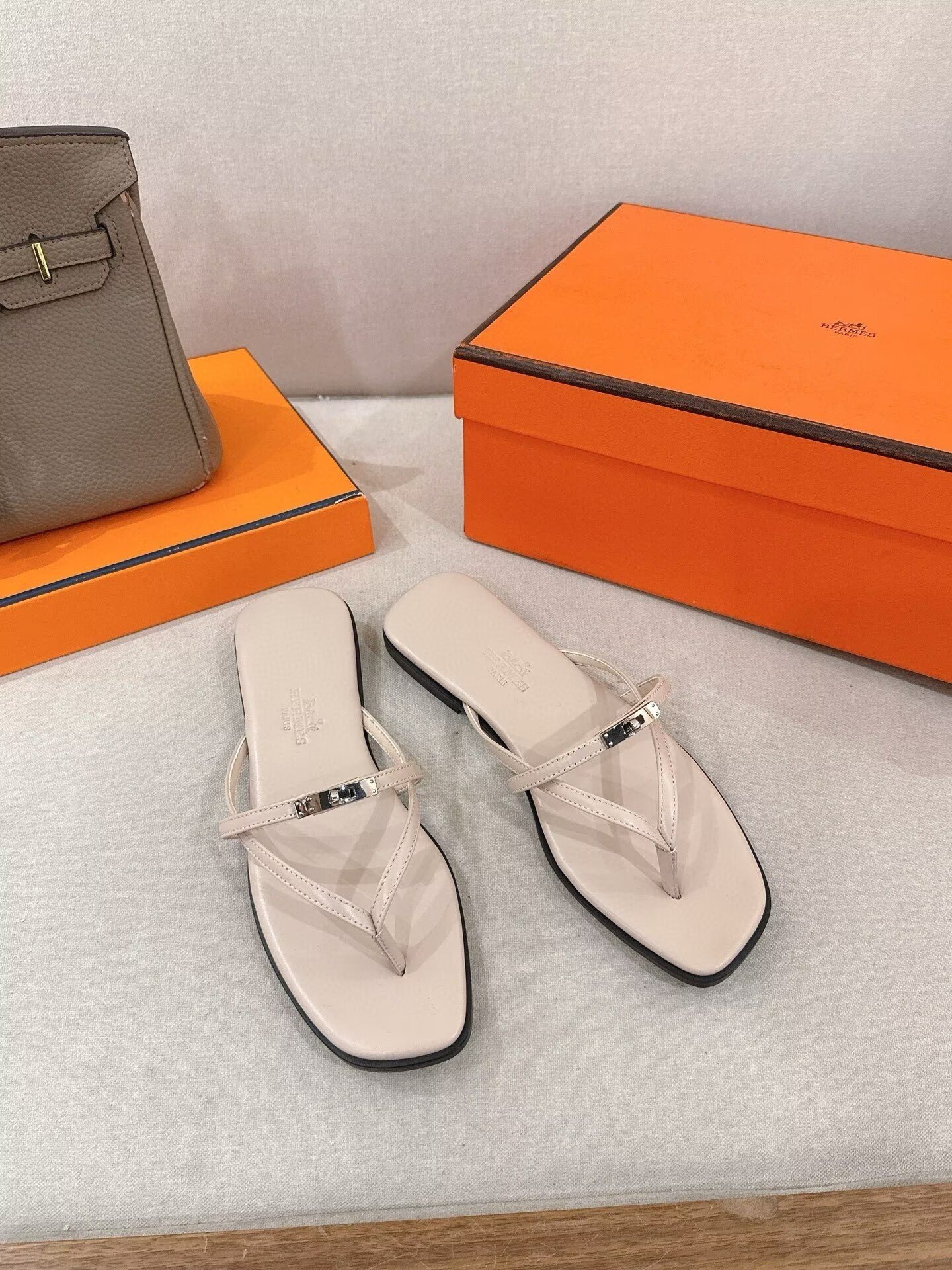 ua H**me5 miss sandals