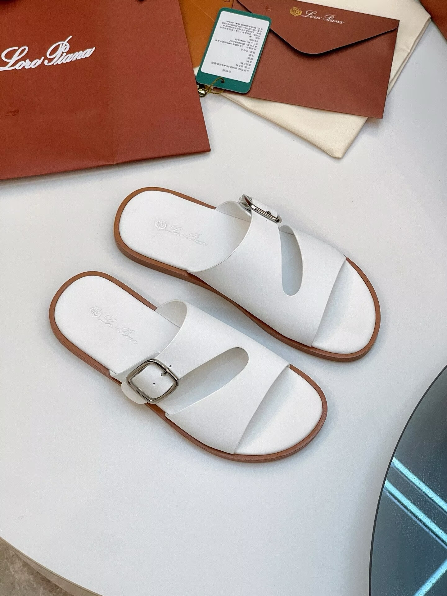 ua L0r0 P1ana sandals