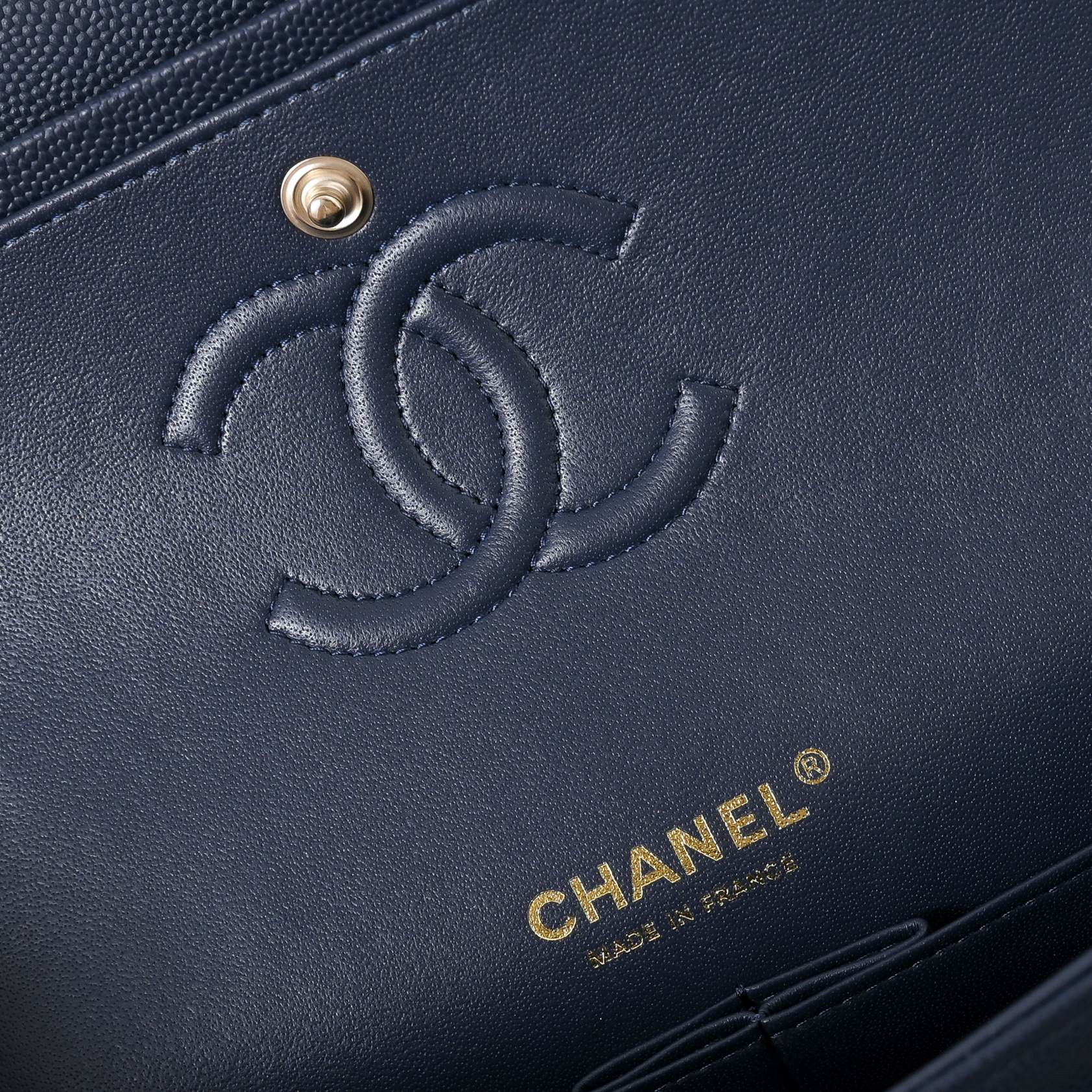 Chanel Classic Flap handbag Royal blue with light gold hardware and caviar leather A01113 23x14.5x6cm