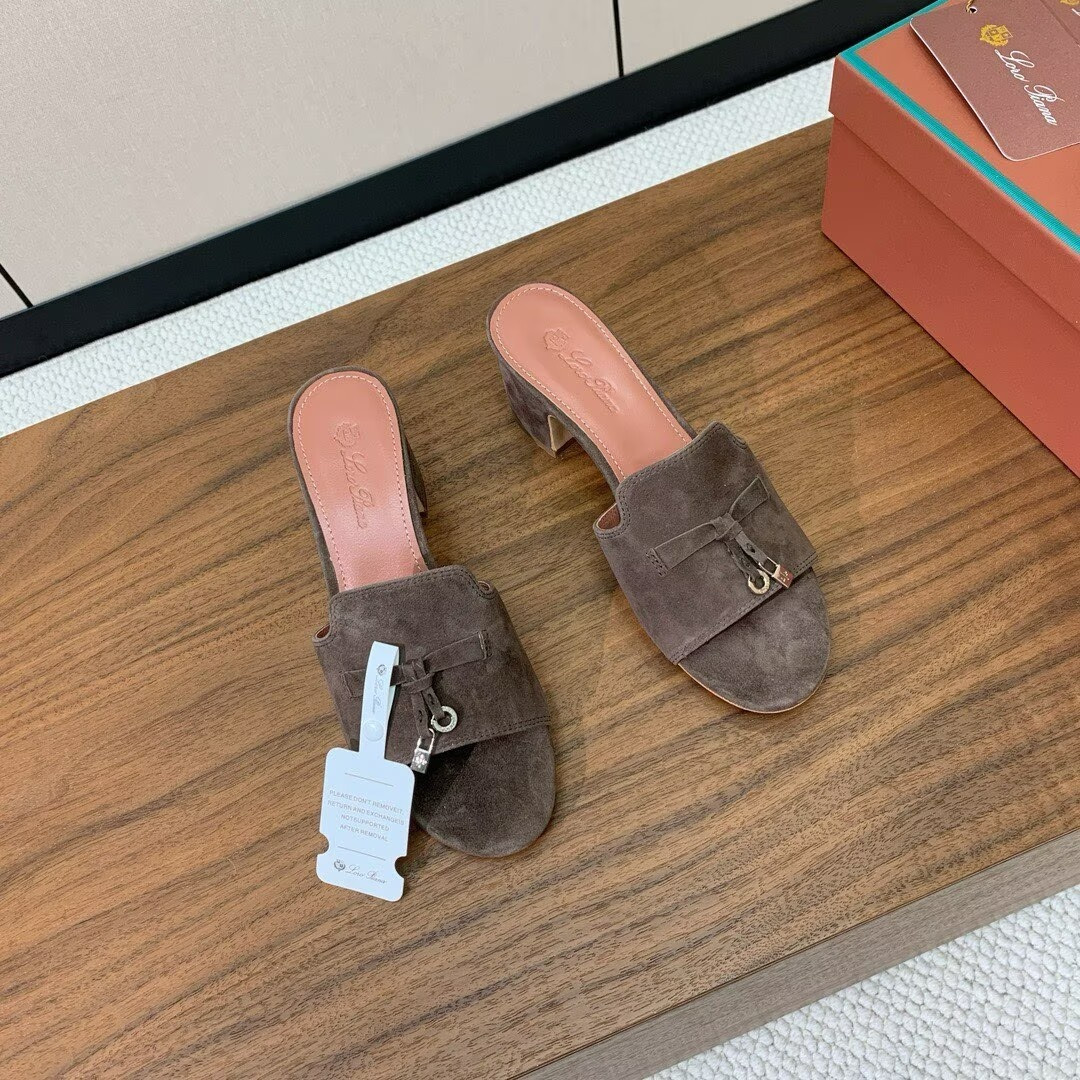 ua L0r0 P1ana summer charms sandal