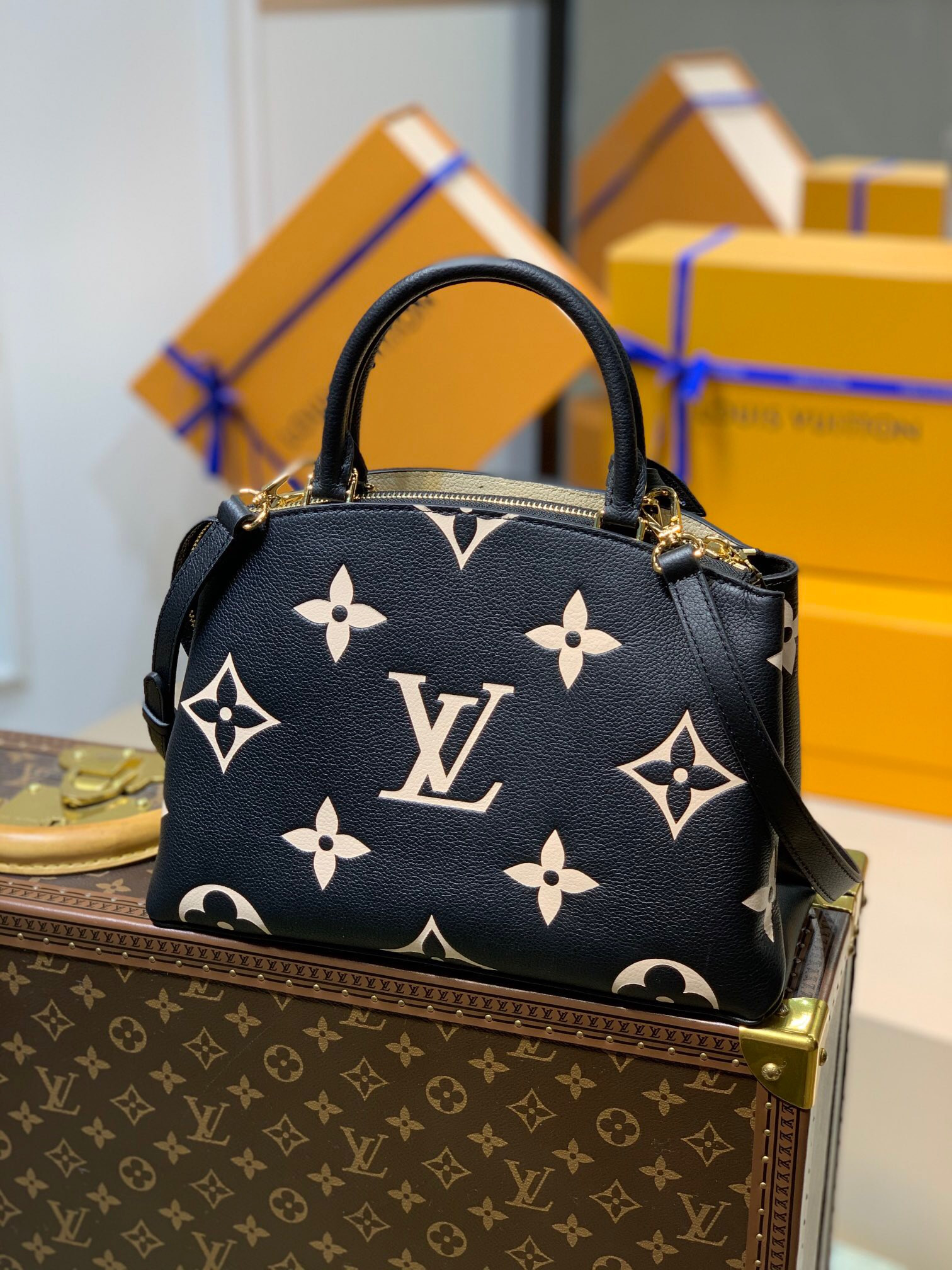 LV PETIT PALAIS M58913