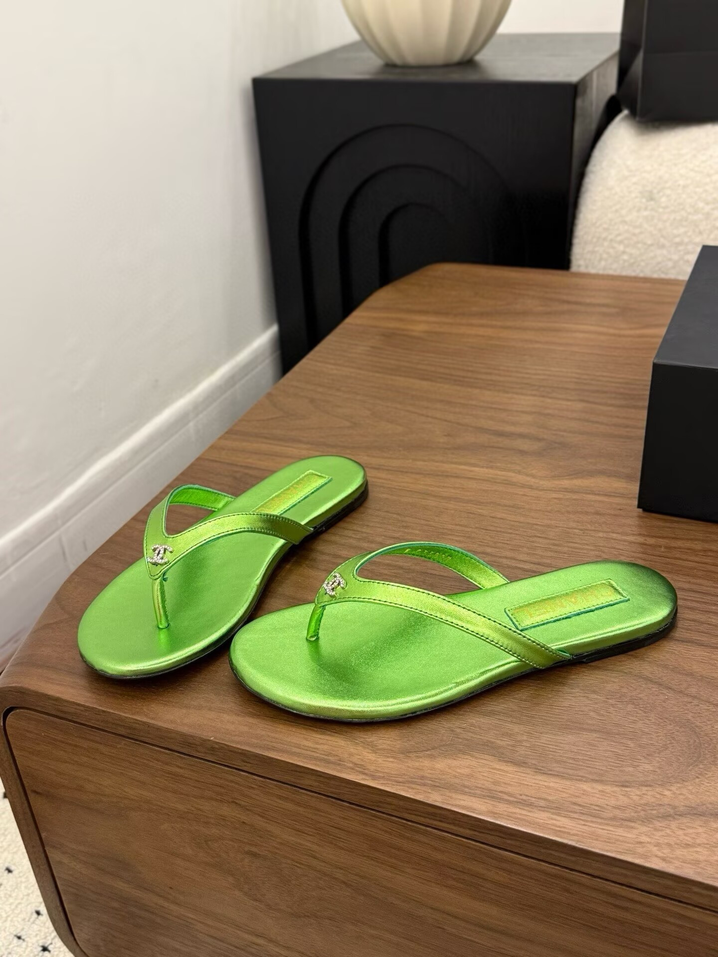 UA Chanel Slides