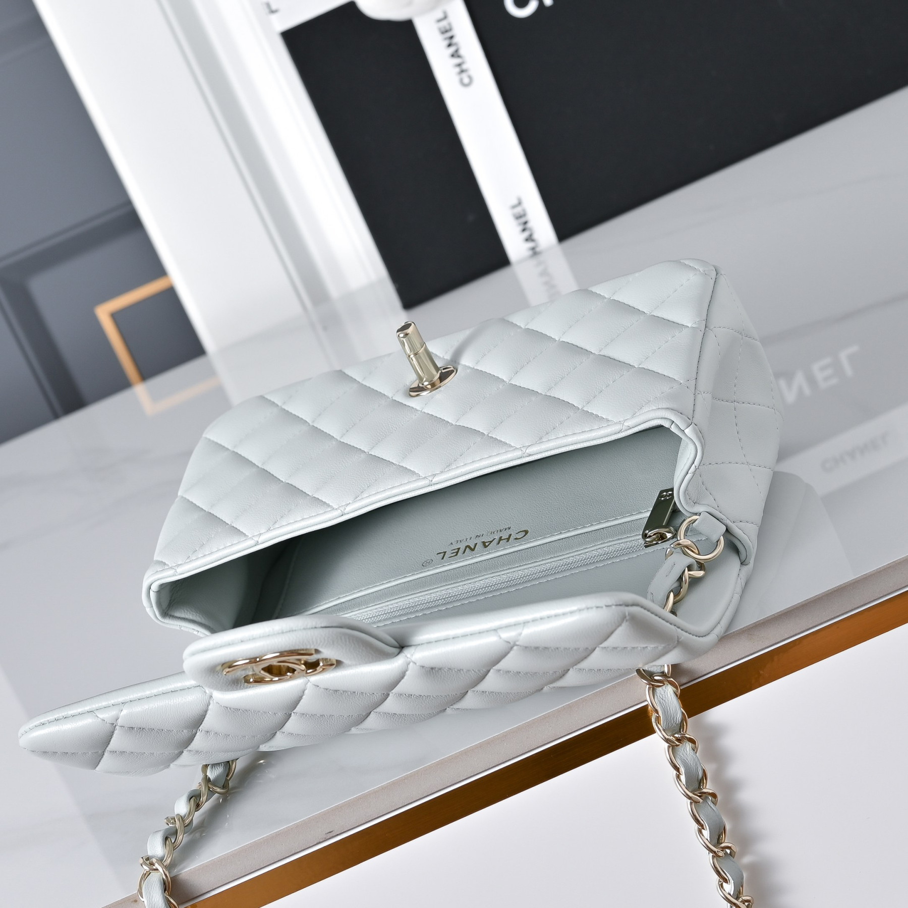 Chanel Mini Flap Bag 20x12x6.5cm
