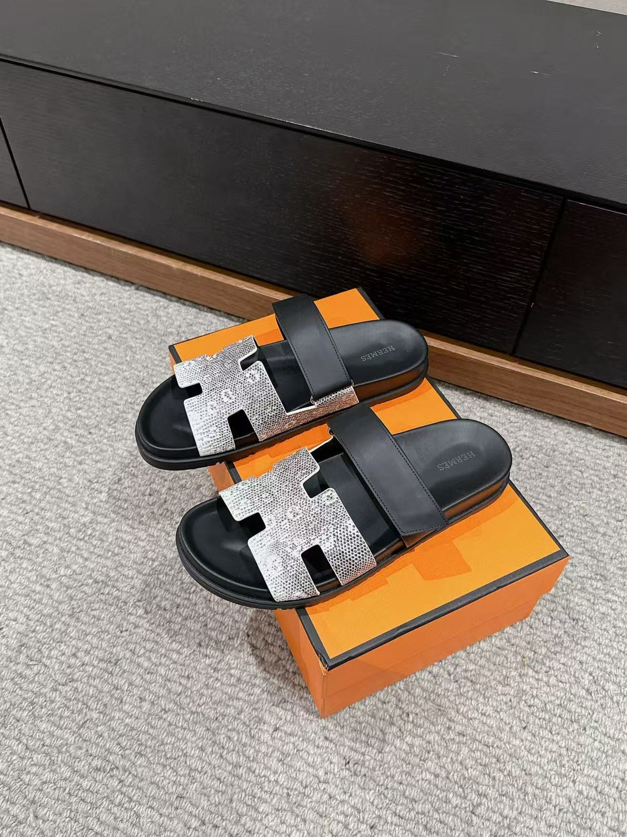 UA H**me5 Chypre Sandal