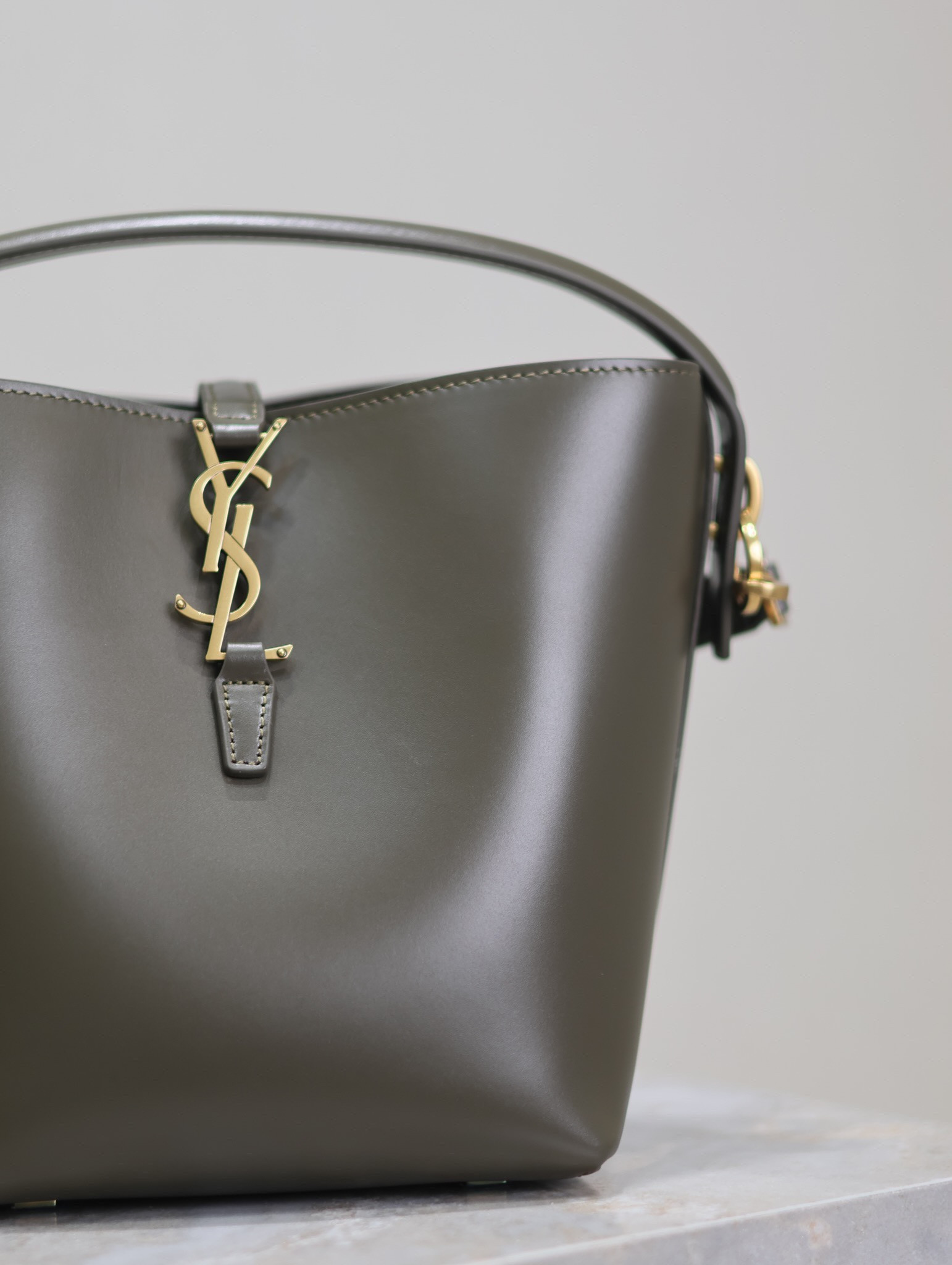 Y51 LE 37 In Shiny Leather 17x20x13cm