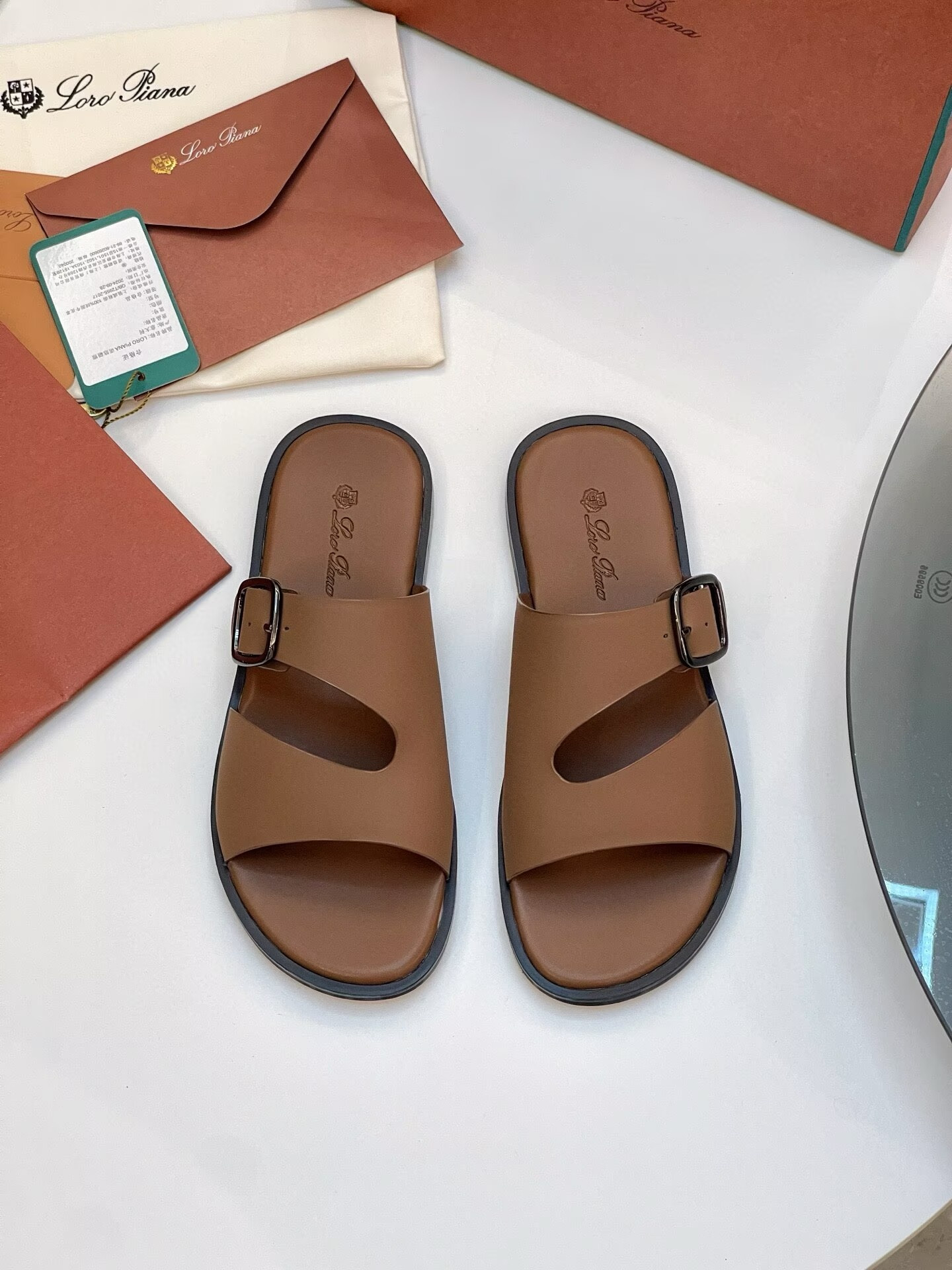 ua L0r0 P1ana sandals