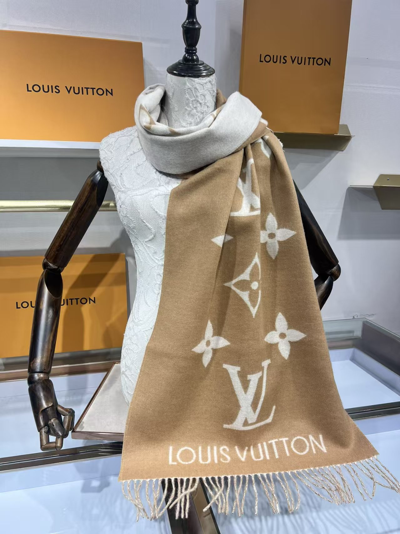l0vis Vvtt0n reykjavik scarf