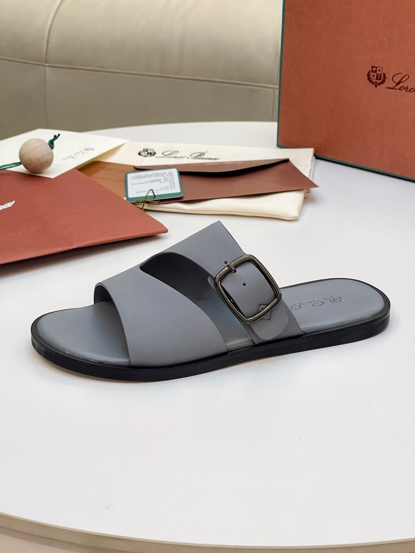 ua L0r0 P1ana sandals