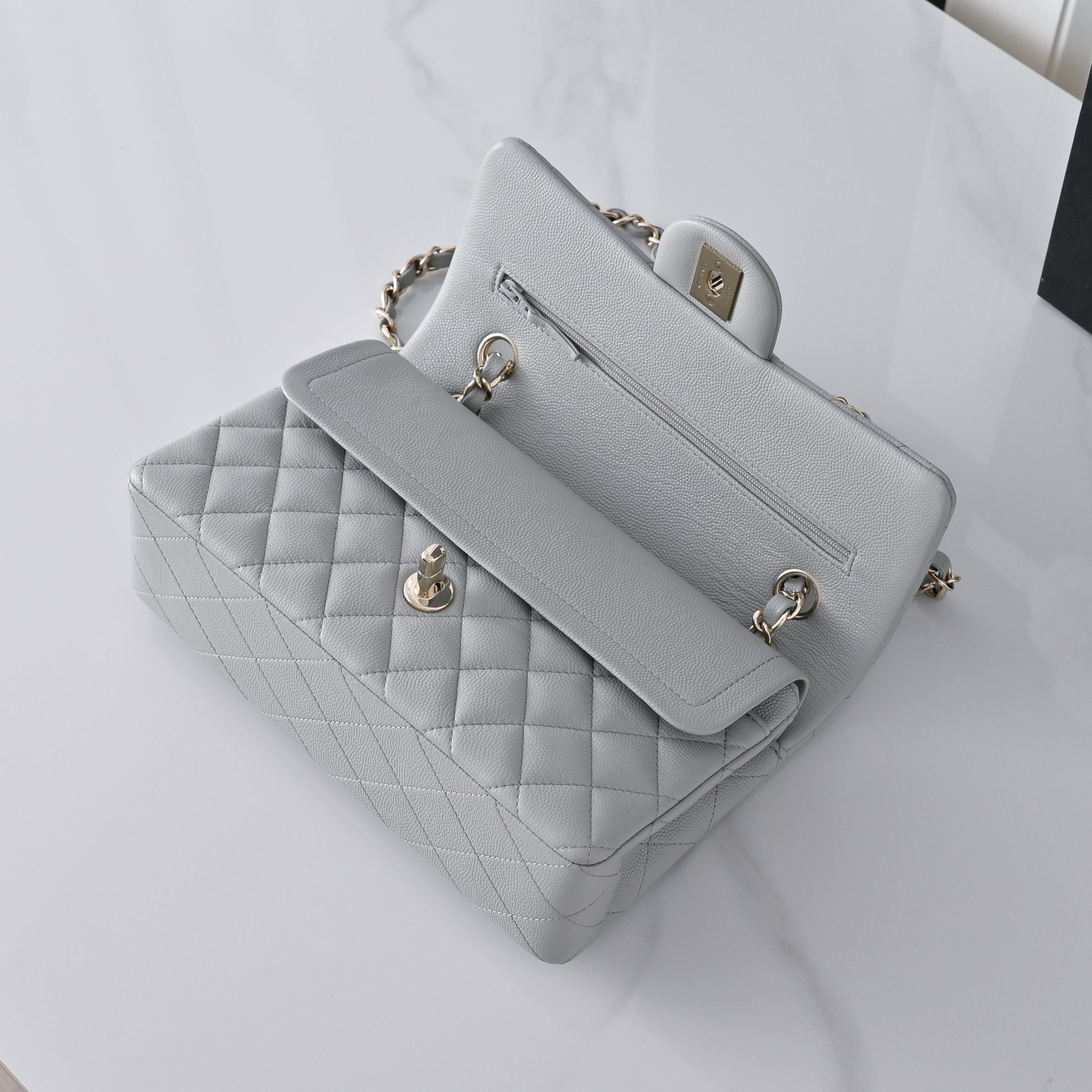 Chanel Classic Flap handbag Light grey with light gold hardware and caviar leather A01113 23x14.5x6cm
