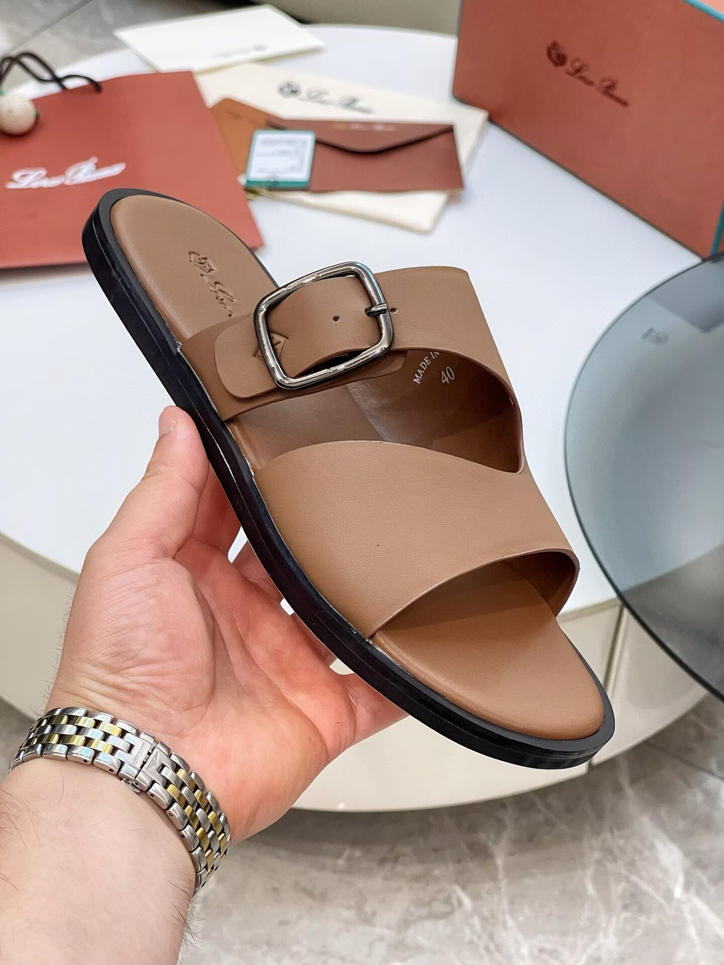 ua L0r0 P1ana sandals