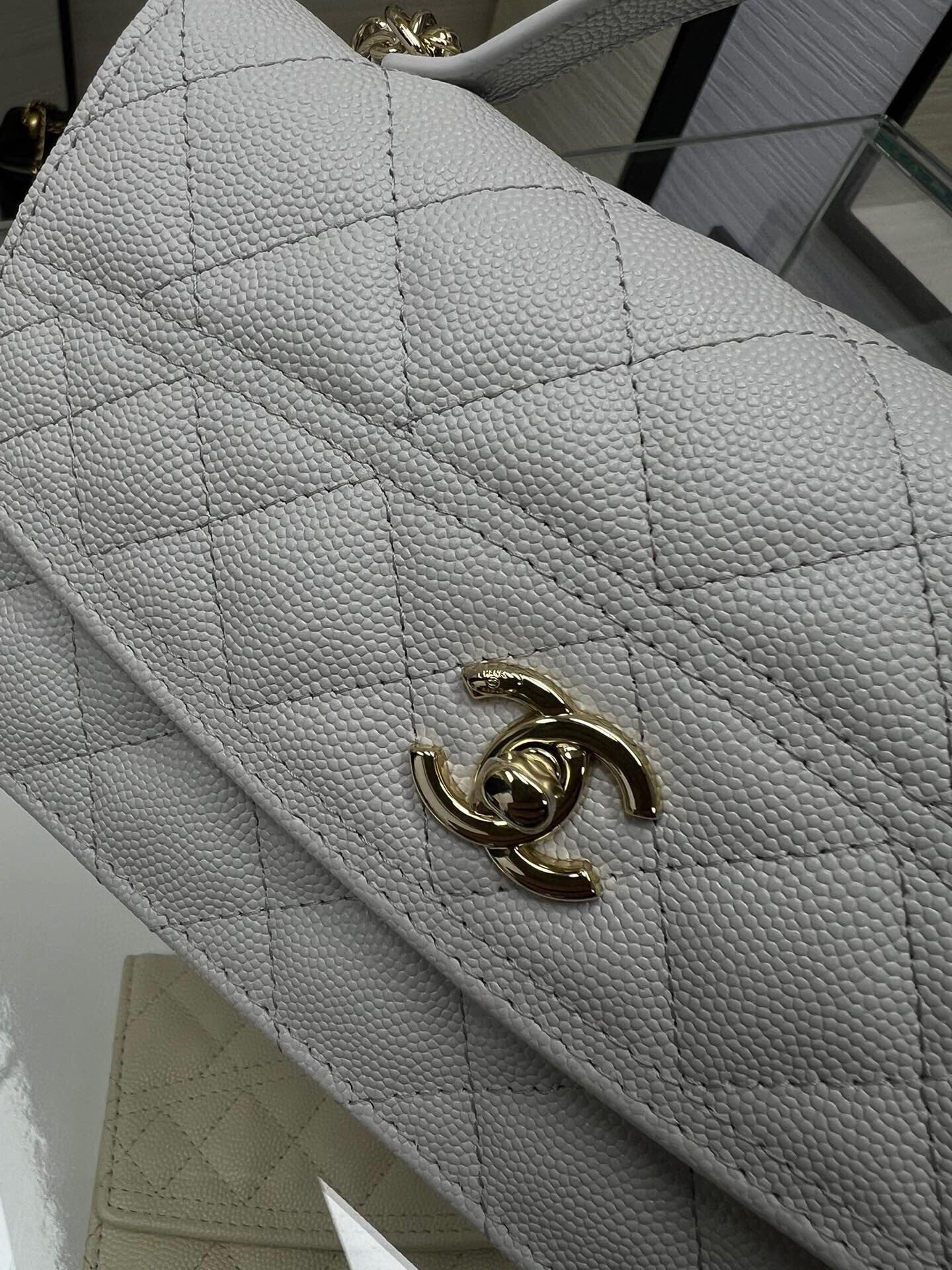 Chanel Mini Coco Handle Bag AP4402 19x11x6cm