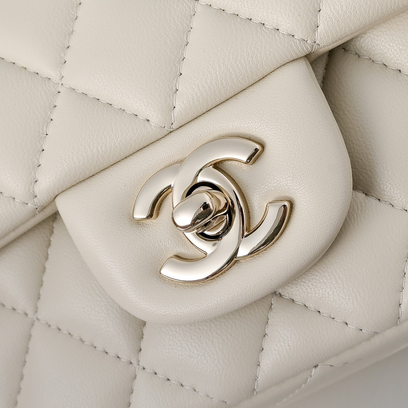 Chanel Mini Flap Bag 20x12x6.5cm