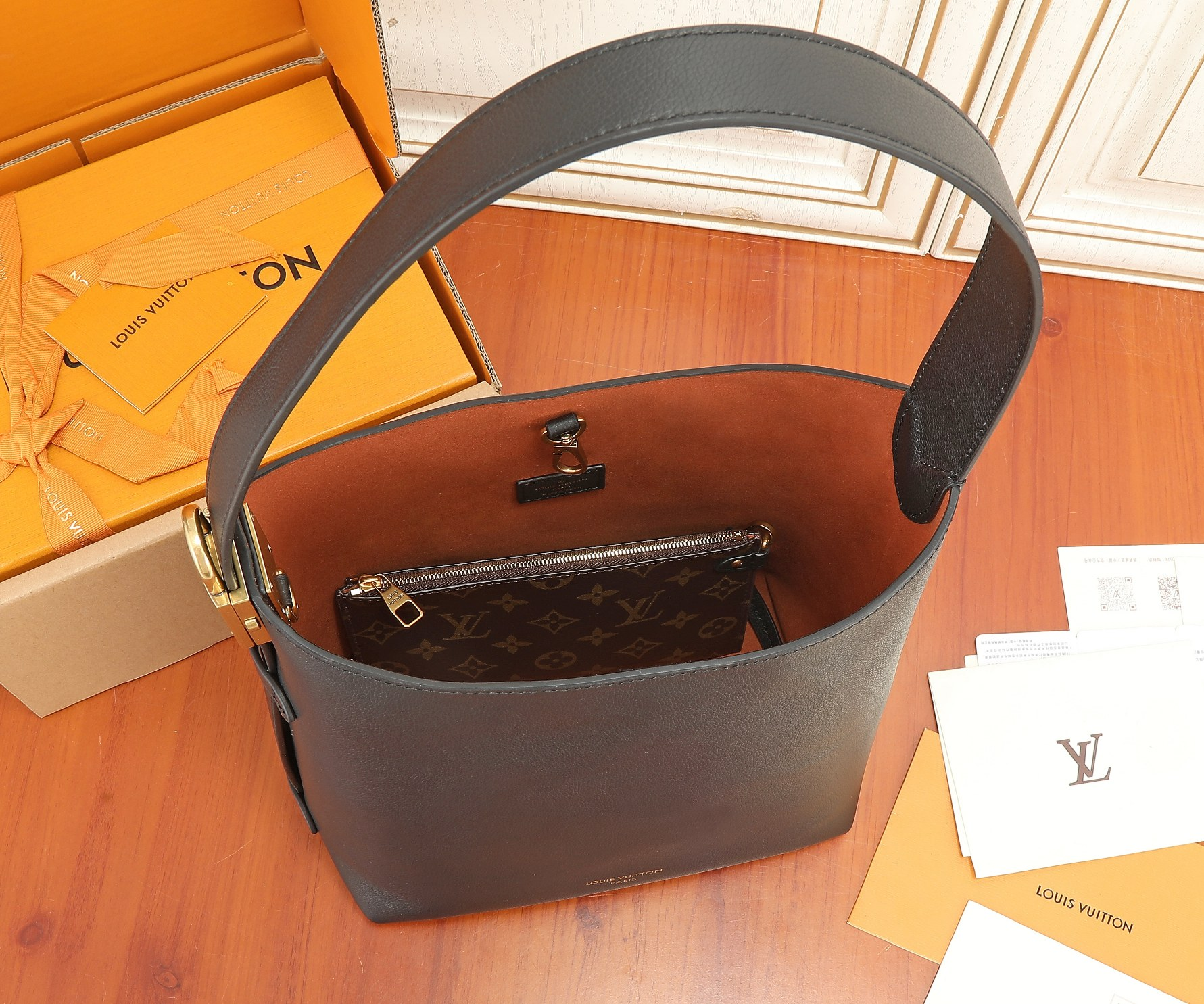 LV small low key hobo M25352 24x28x16cm