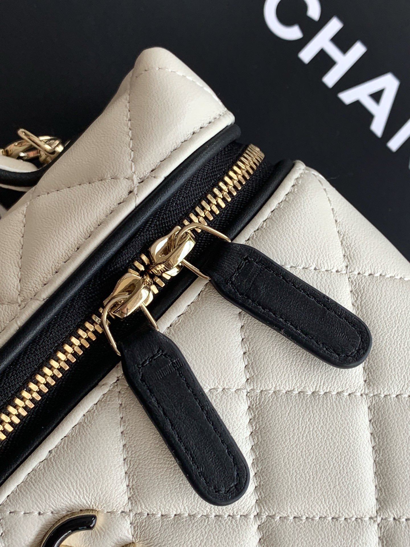 Chanel Vanity with Chain AP5186 17x19.5x5cm