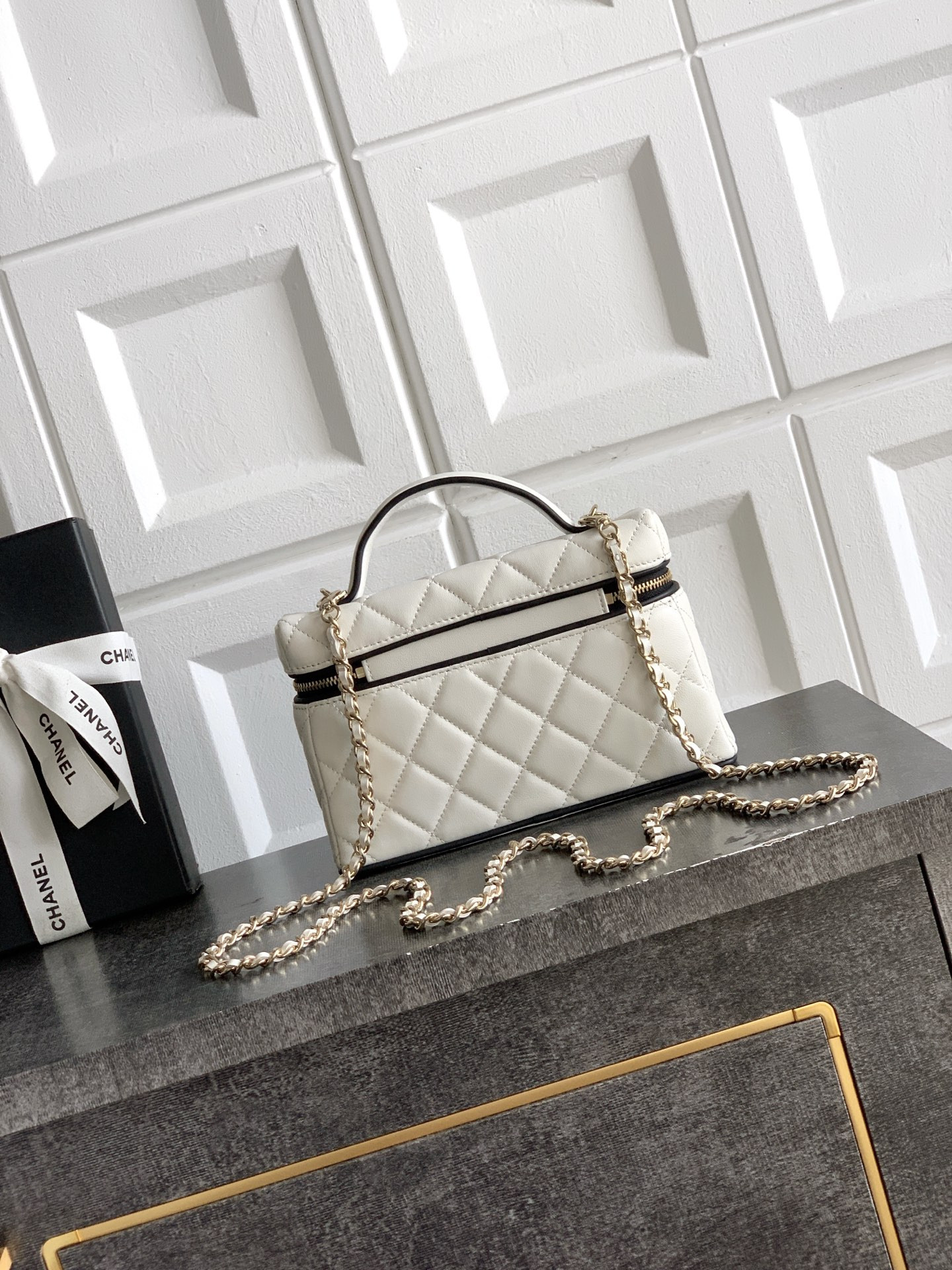 Chanel Vanity with Chain AP5186 17x19.5x5cm