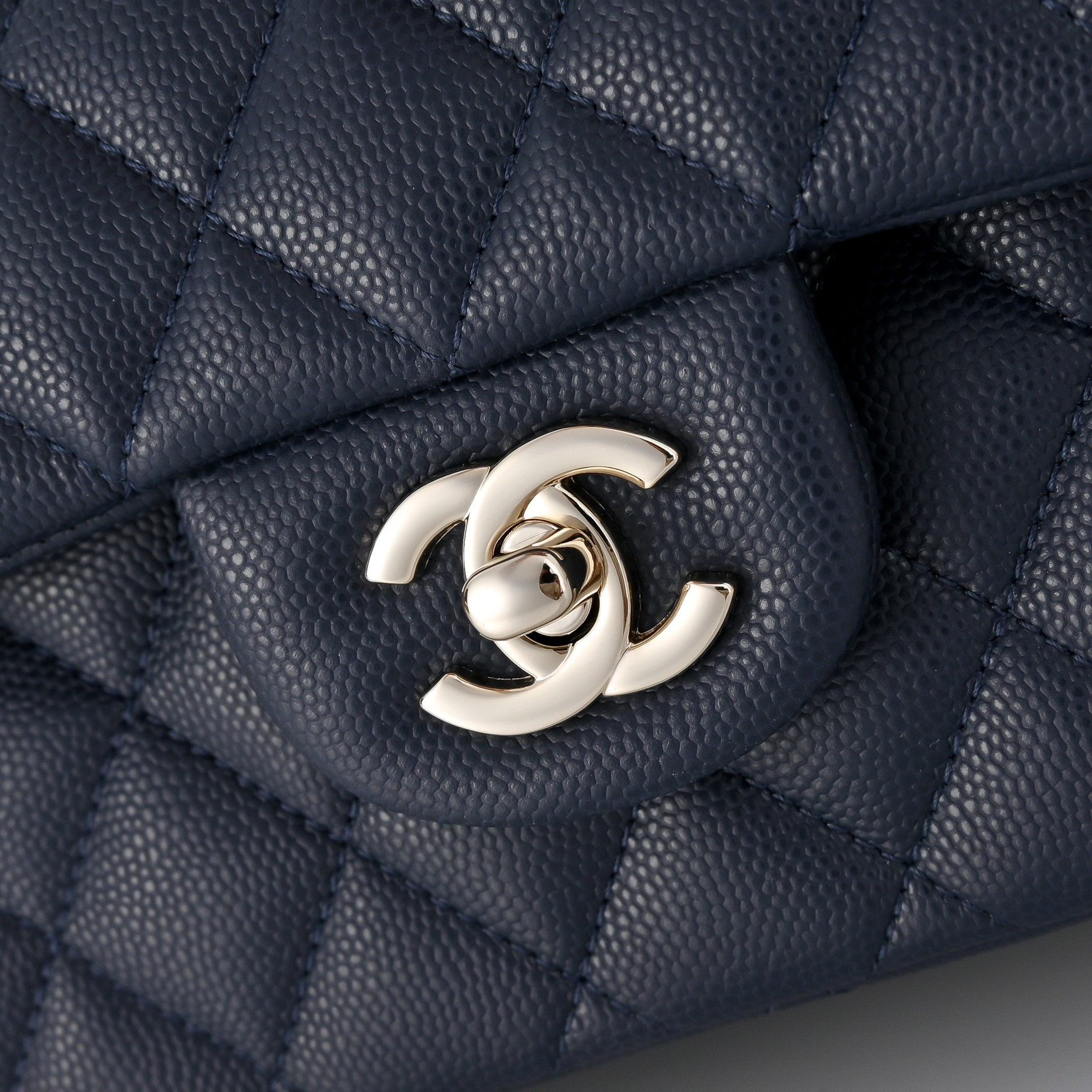 Chanel Classic Flap handbag Royal blue with light gold hardware and caviar leather A01113 23x14.5x6cm