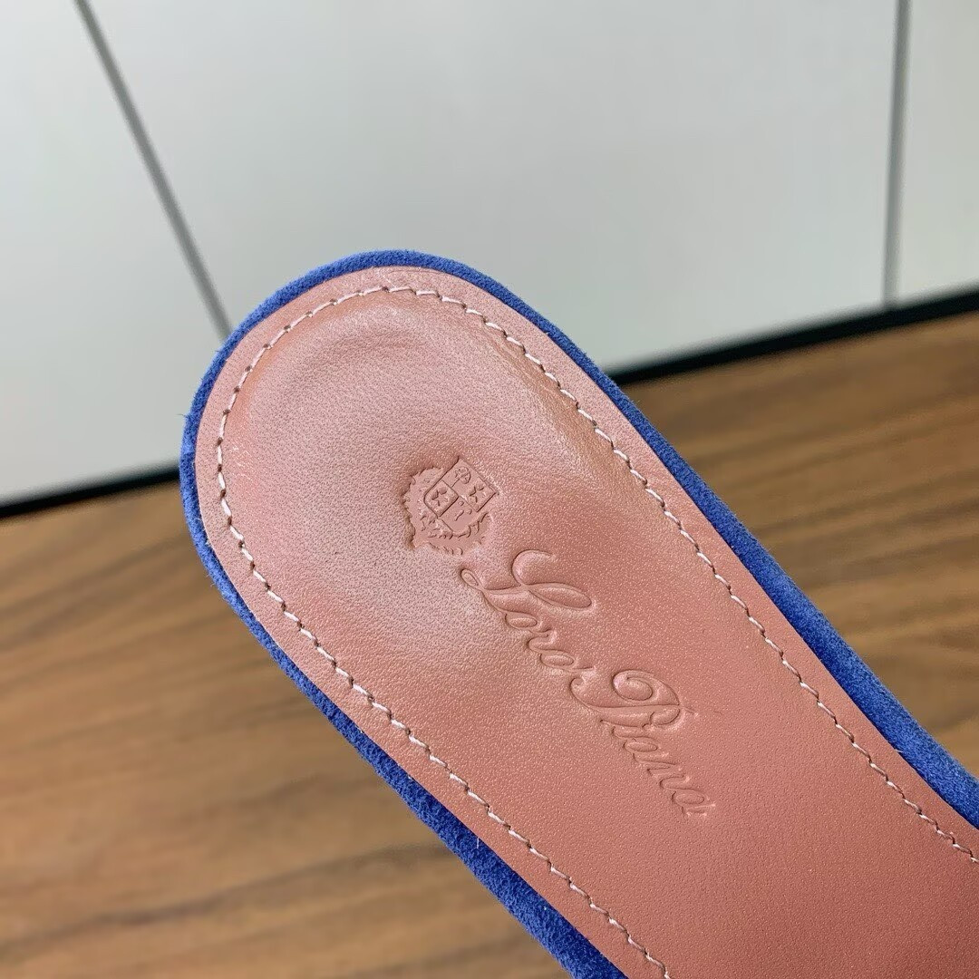 ua L0r0 P1ana summer charms sandal