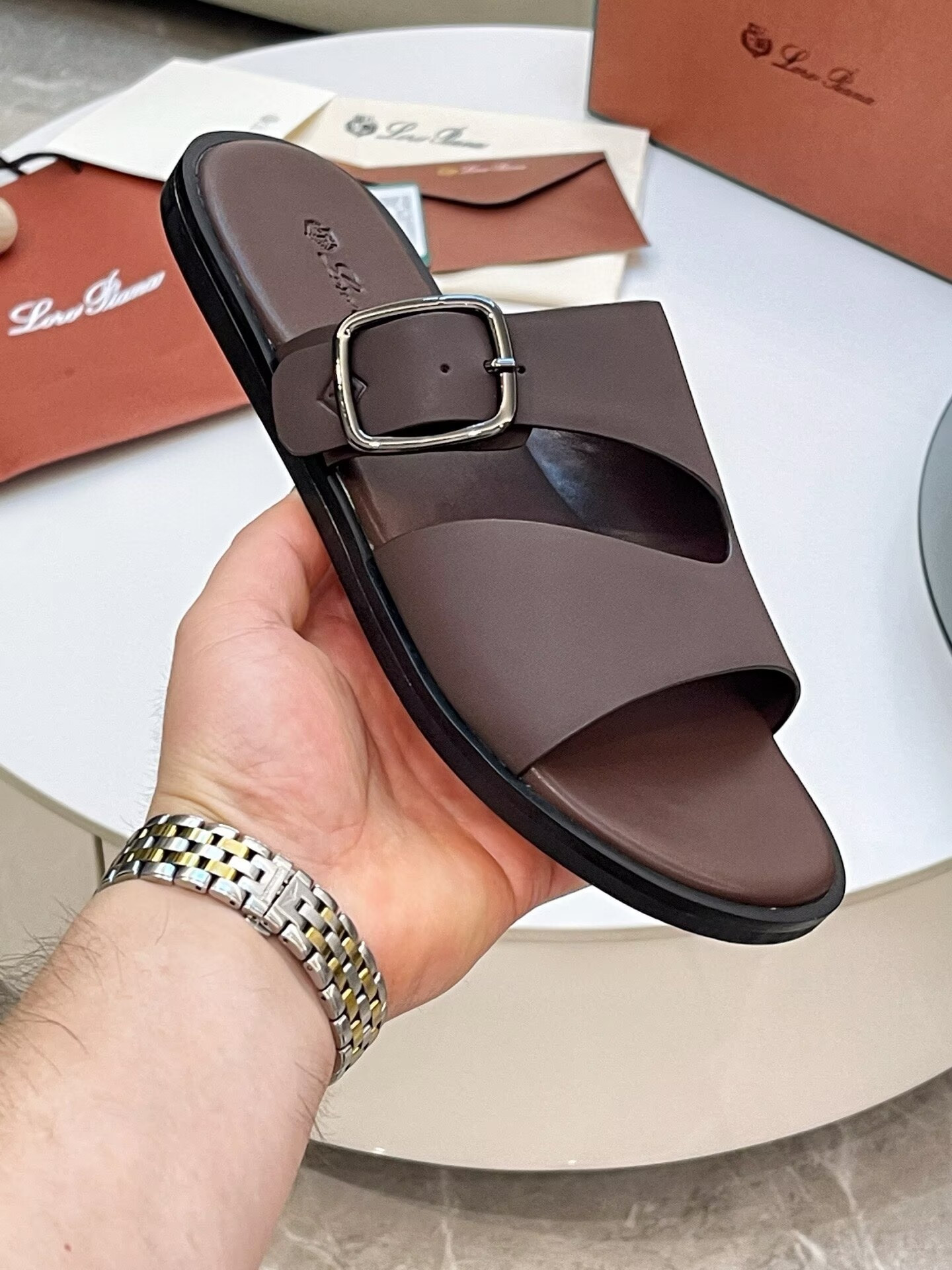 ua L0r0 P1ana sandals