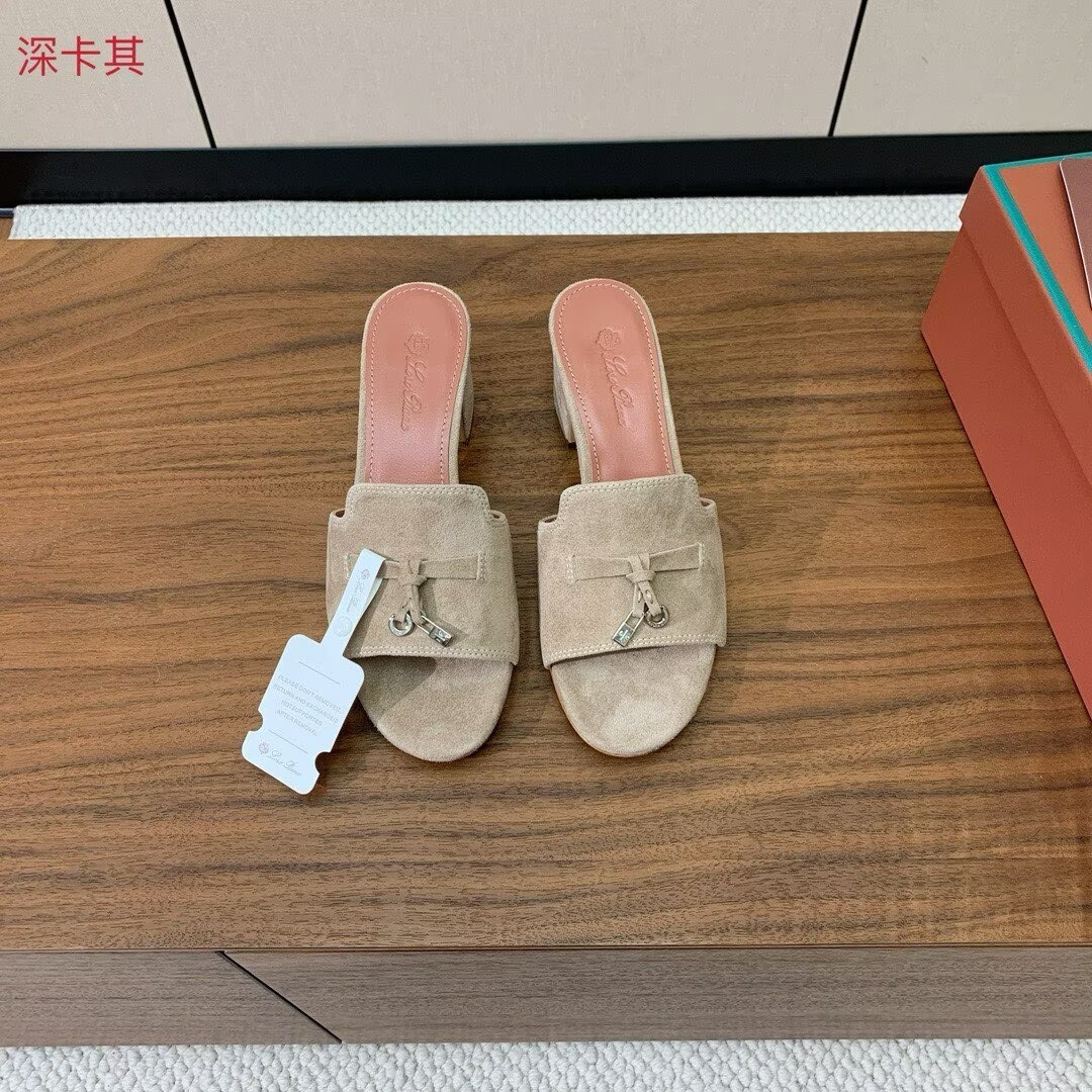 ua L0r0 P1ana summer charms sandal
