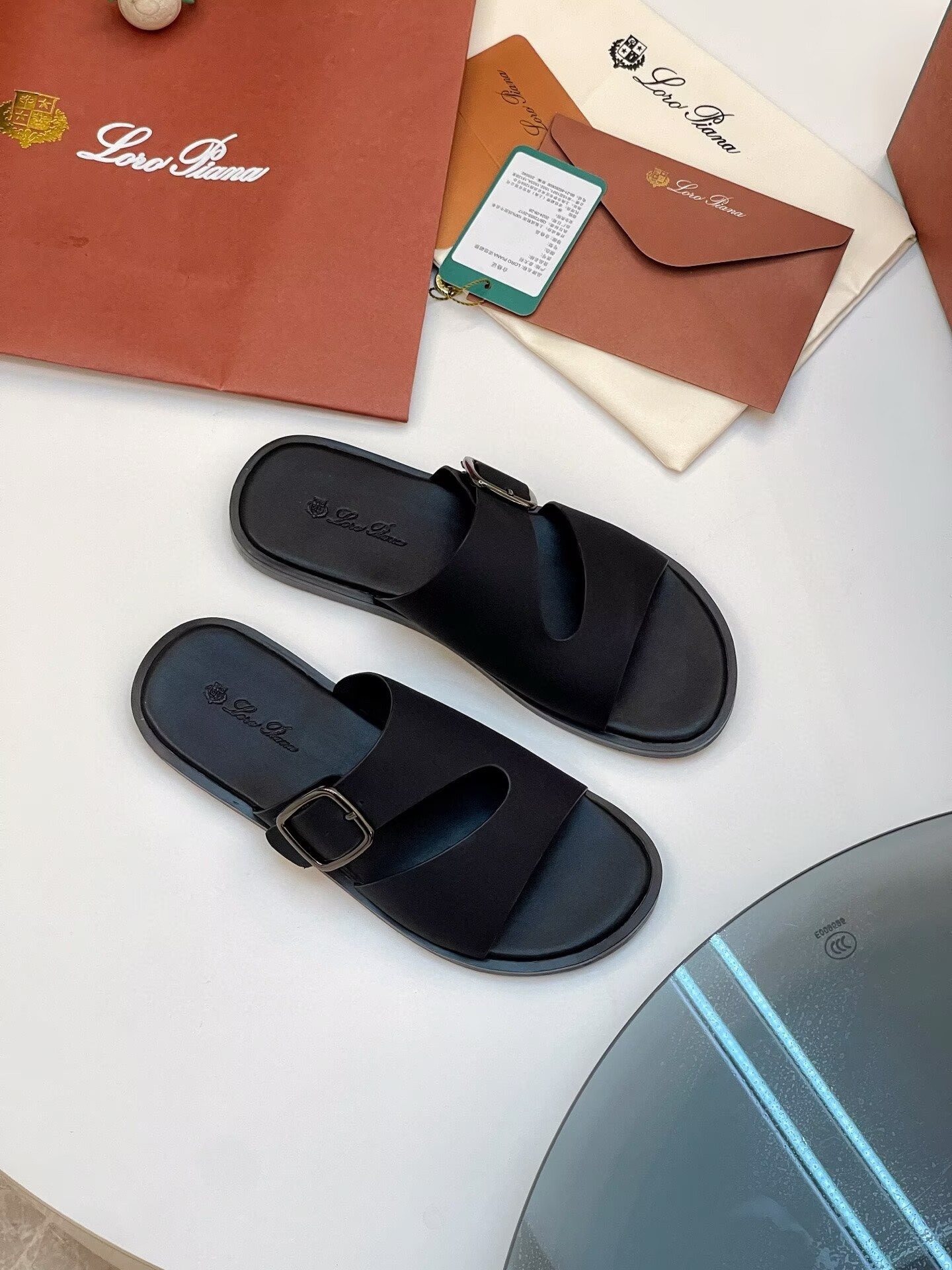 ua L0r0 P1ana sandals