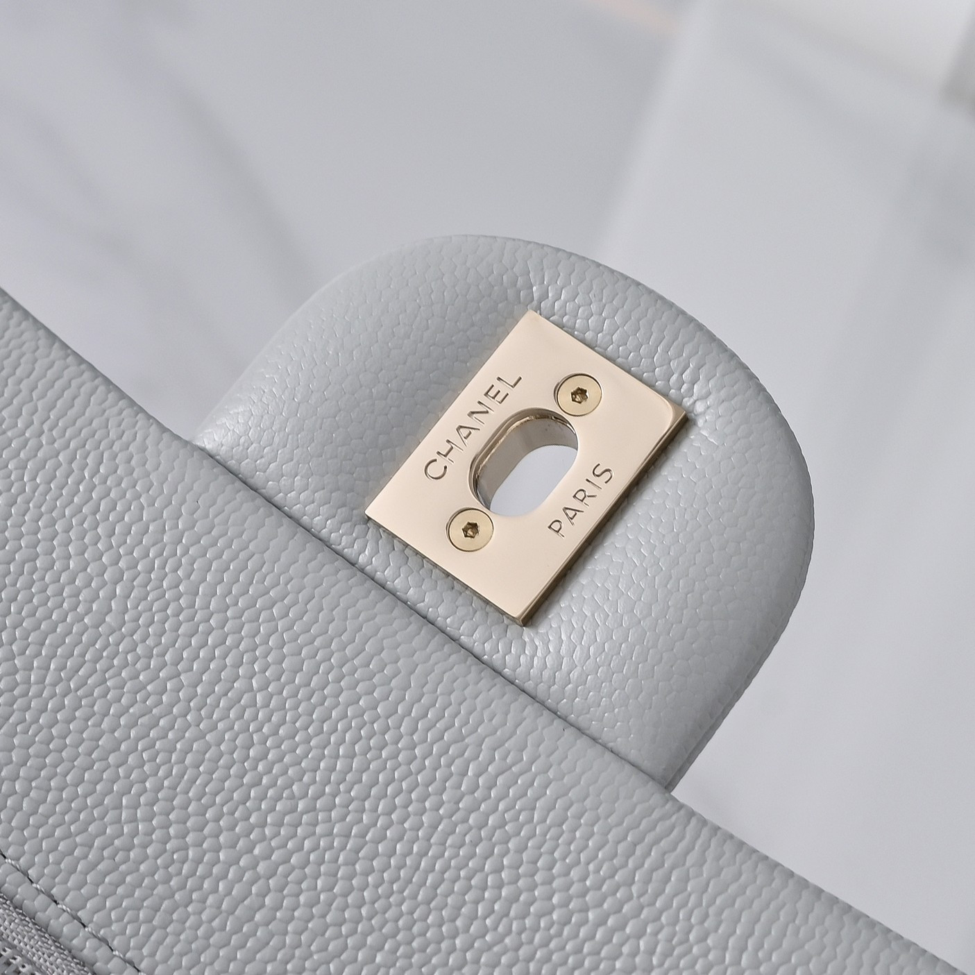 Chanel Classic Flap handbag Light grey with light gold hardware and caviar leather A01113 23x14.5x6cm