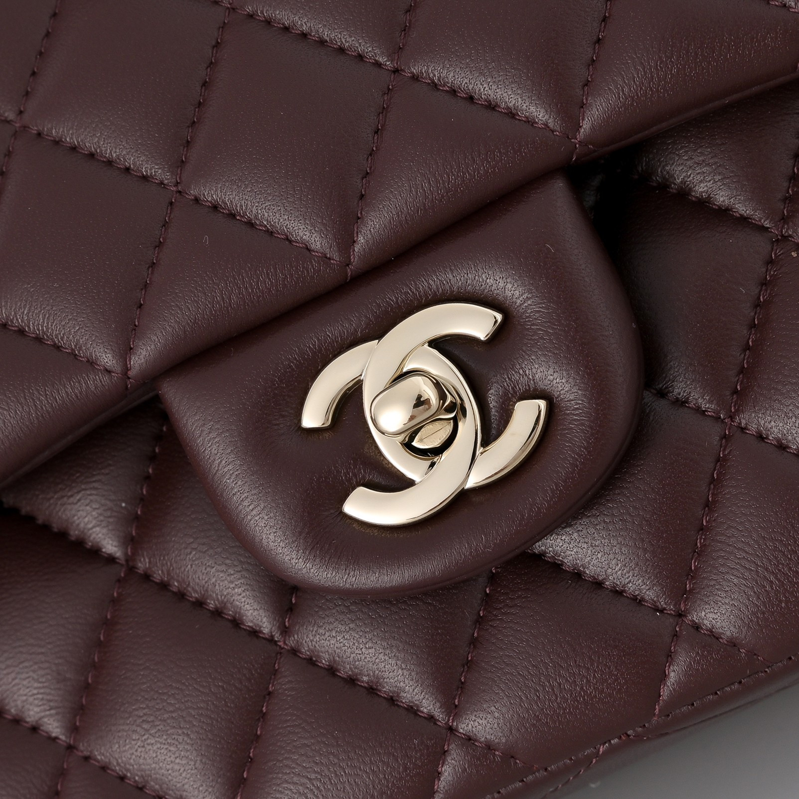 Chanel Classic Flap handbag Burgundy with light gold hardware A01113 23x14.5x6cm